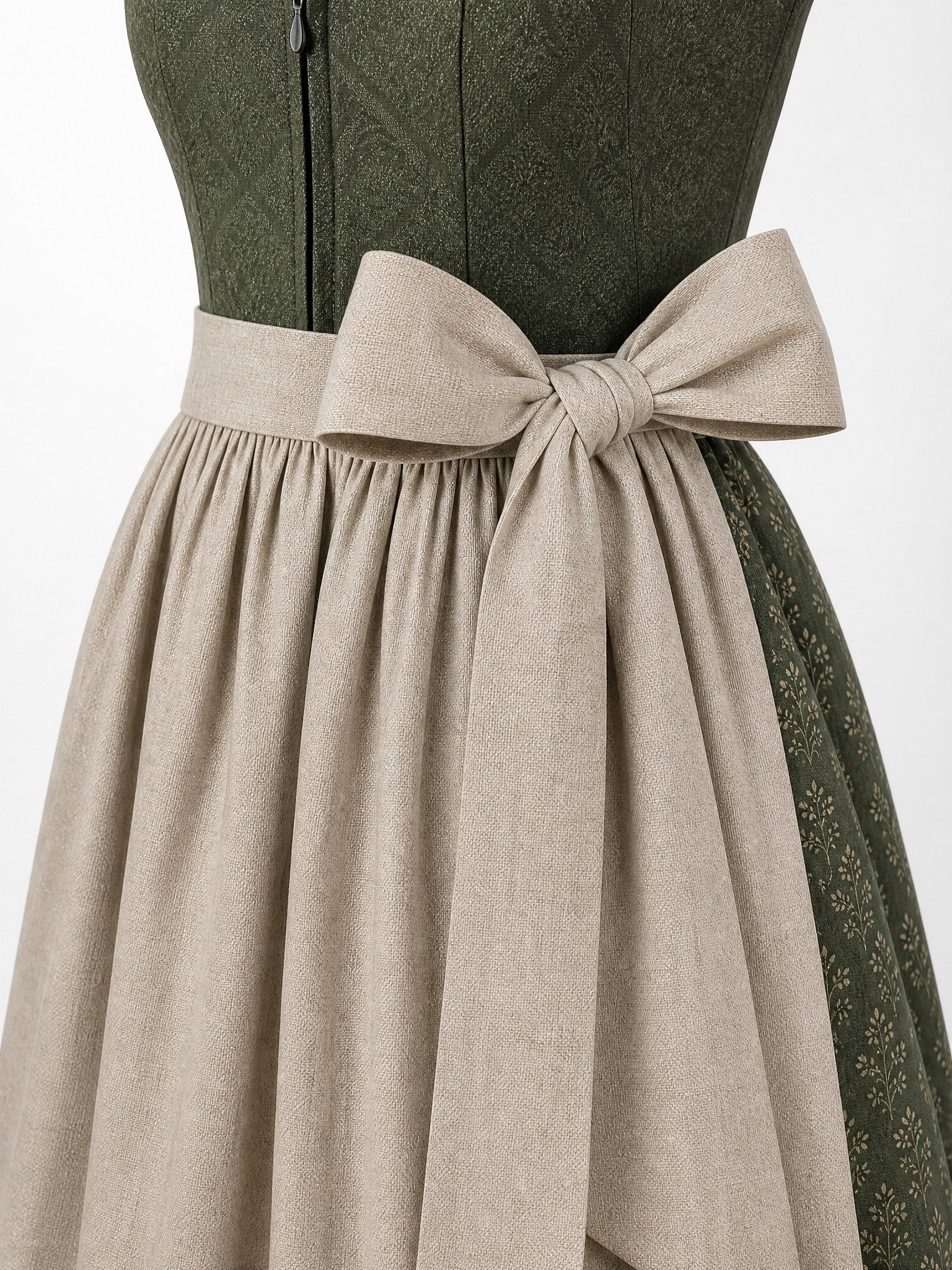Dirndl Anna in Waldgrün mit Haferbeige Schürze - Detailansicht Taille und Schleife