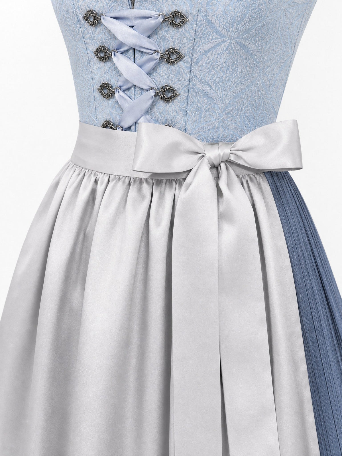 Dirndl Bea in Puderblau mit Silber Schürze - Detailansicht Taille und Schleife