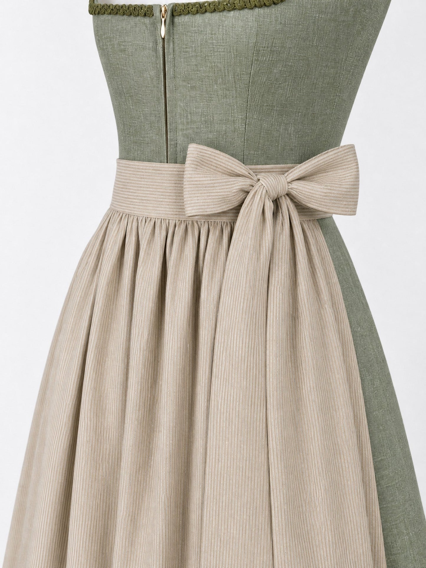 Dirndl Finja in Eukalyptusgrün mit Warmer Sand Schürze - Detailansicht Taille und Schleife