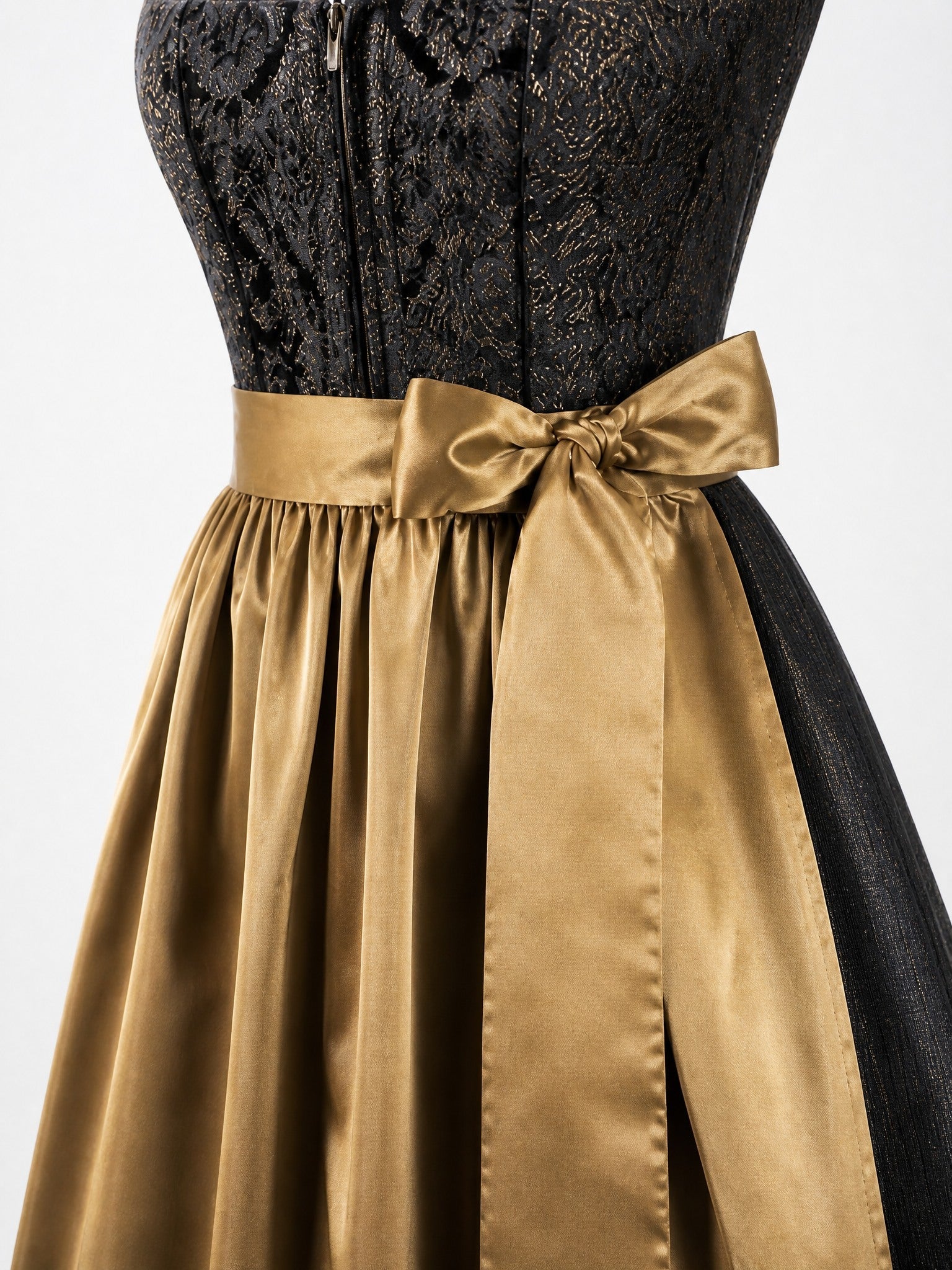 Dirndl Ida in Anthrazit mit Antikgold Schürze - Detailansicht Taille und Schleife