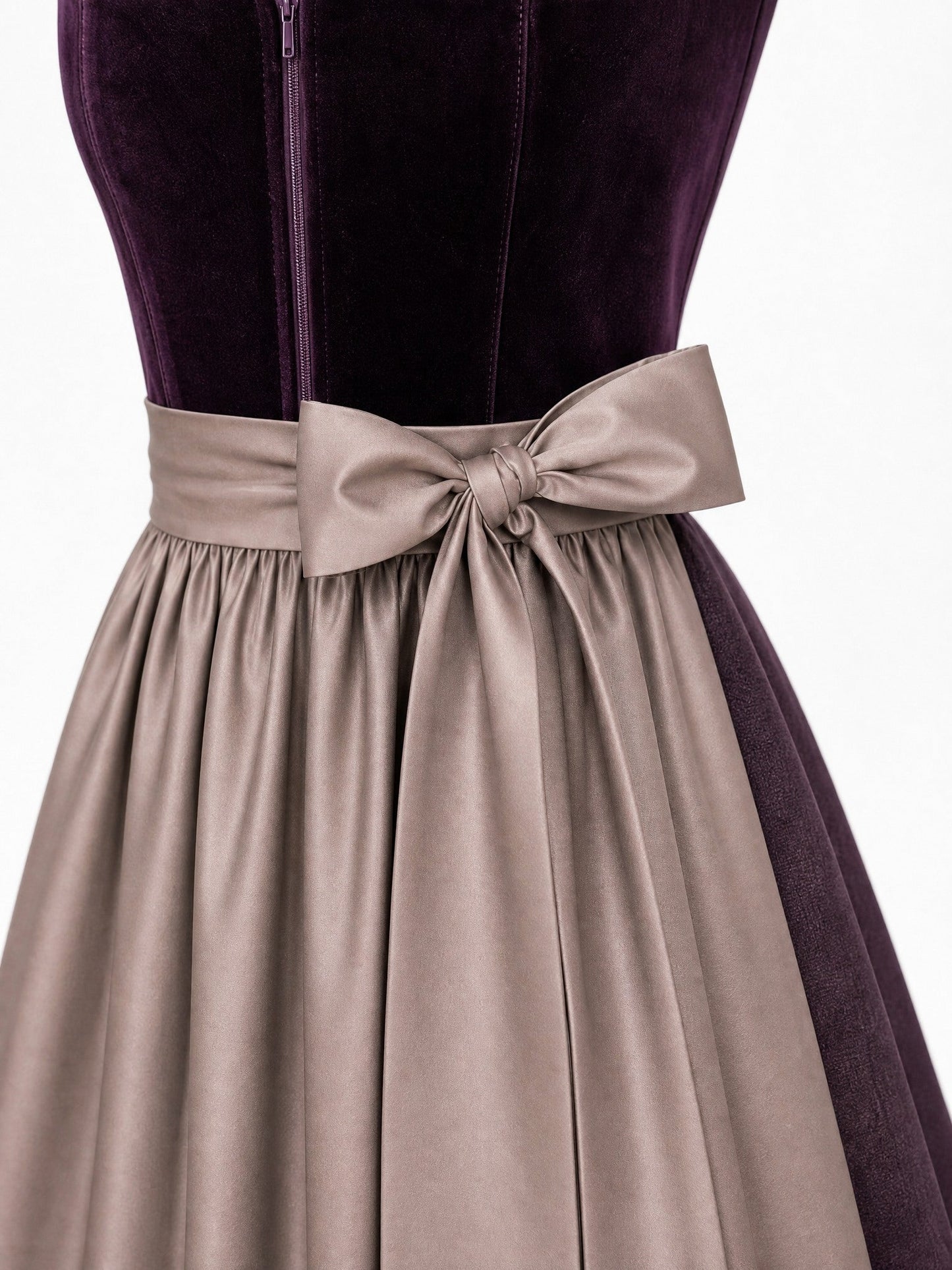 Dirndl Isabel in Brombeere mit Taupe Schürze - Detailansicht Taille und Schleife