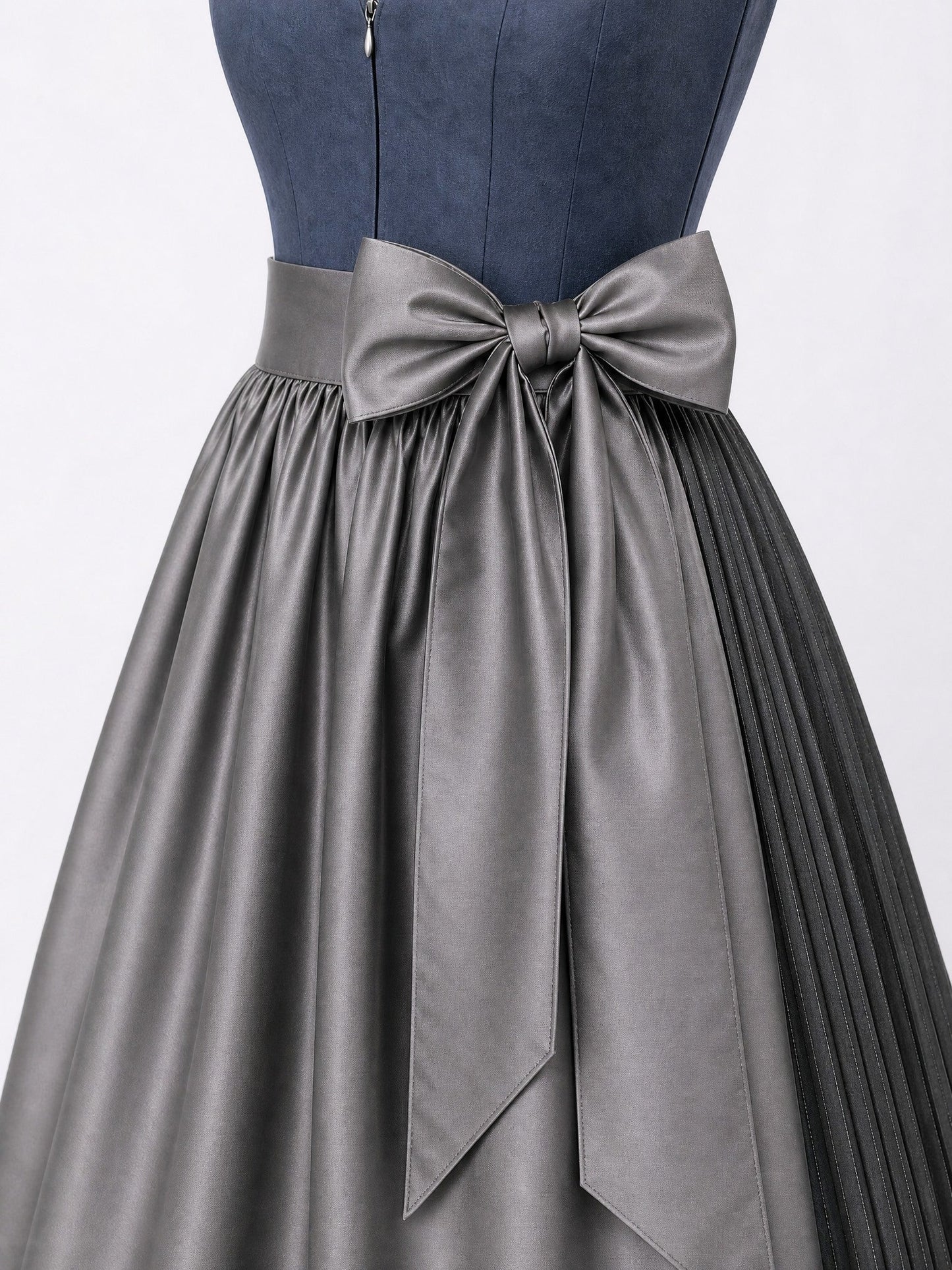 Dirndl Lara in Stahlblau mit Sturmgrau Schürze - Detailansicht Taille und Schleife