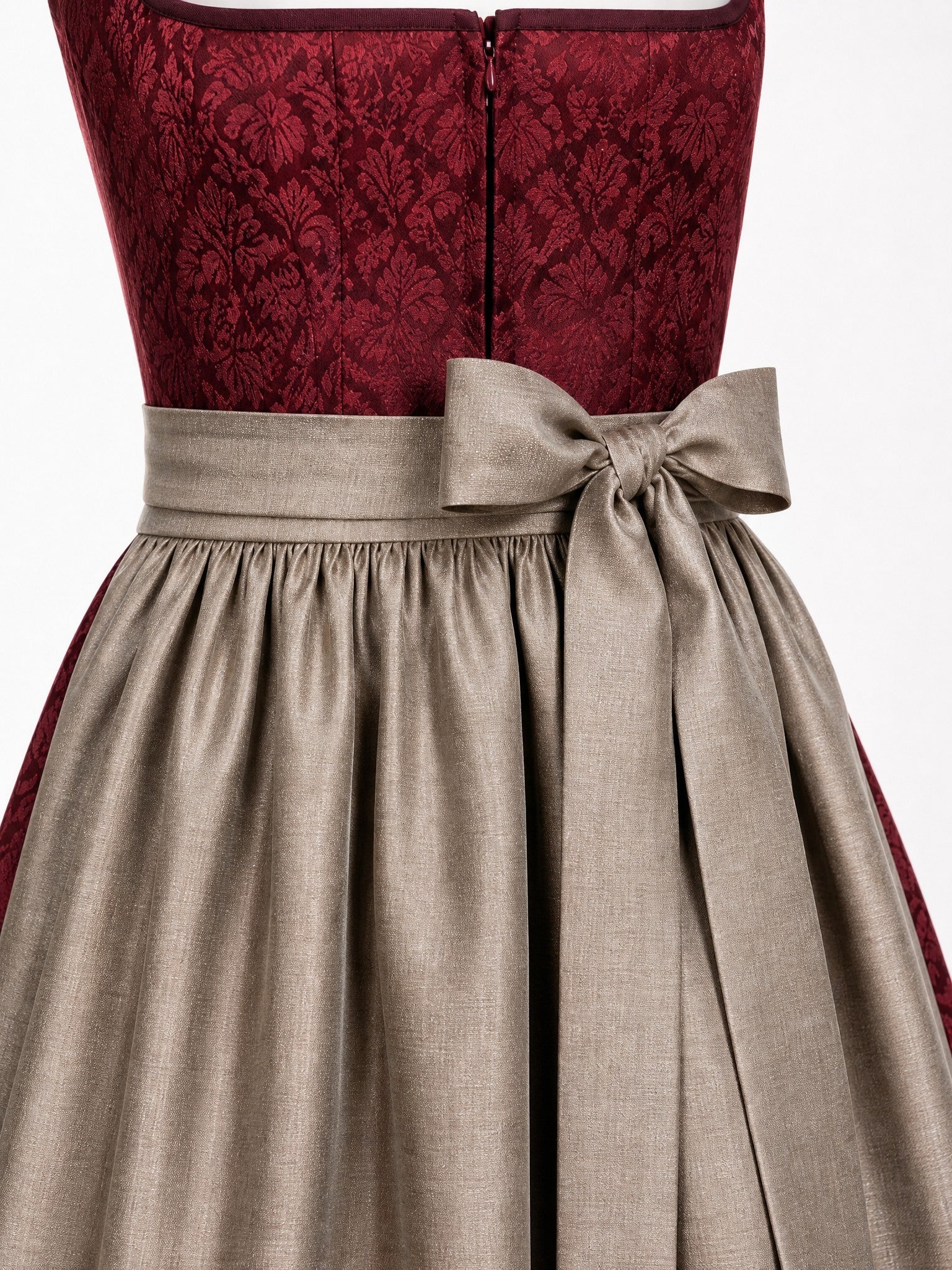 Dirndl Leonie in Weinrot mit Taupe Schürze - Detailansicht Taille und Schleife