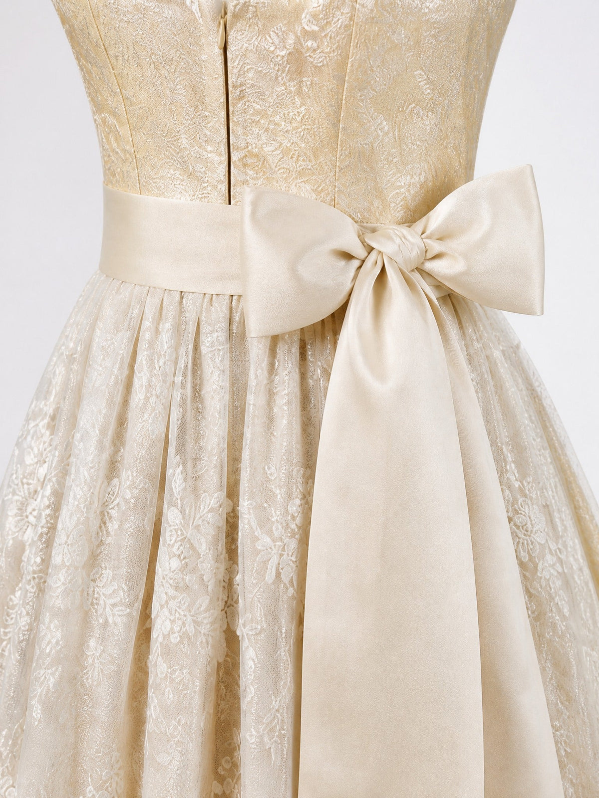 Dirndl Lotta in Weizengold mit Elfenbein Schürze - Detailansicht Taille und Schleife