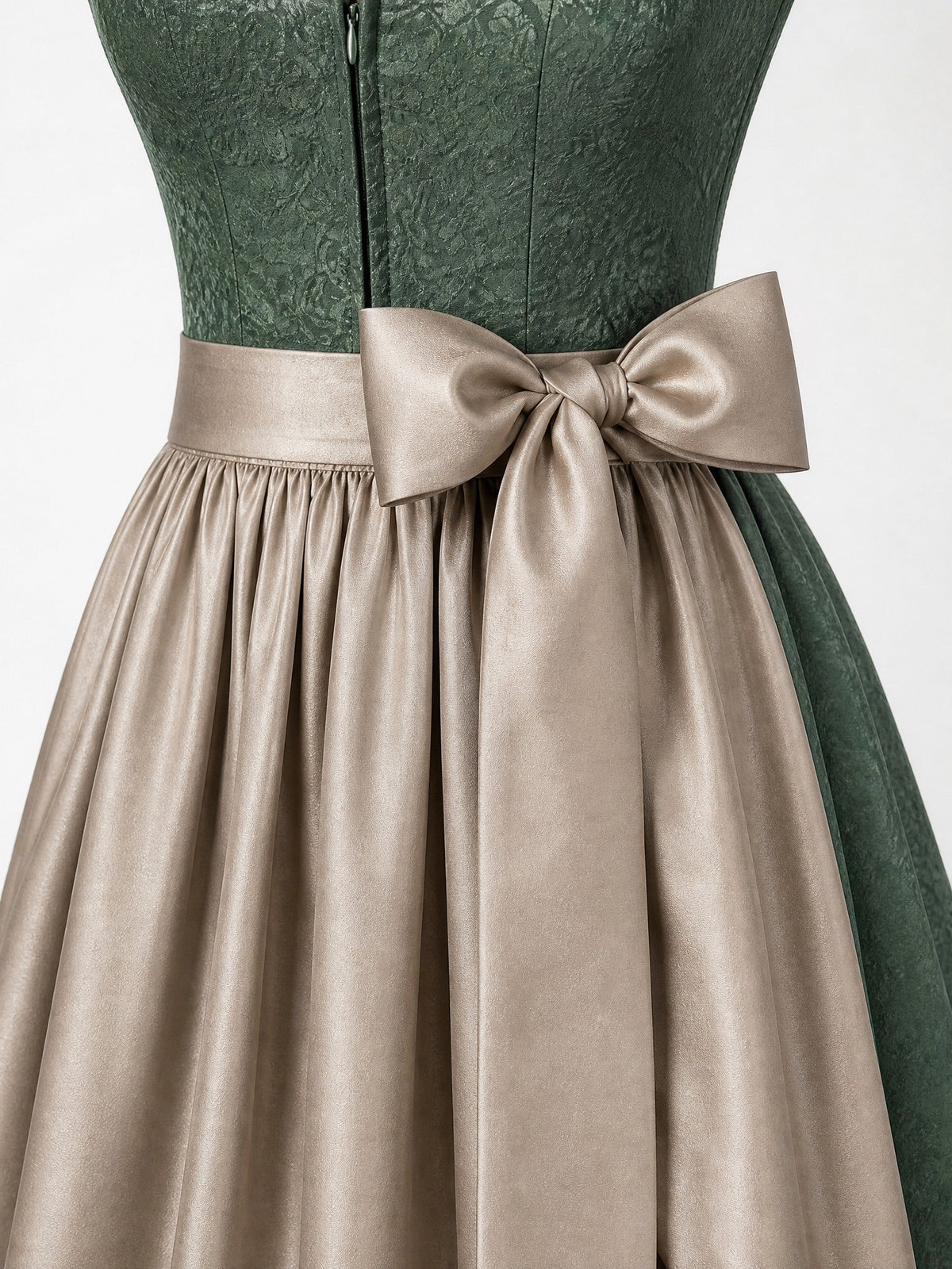 Dirndl Romy in Moosgrün mit Warmer Sand Schürze - Detailansicht Taille und Schleife