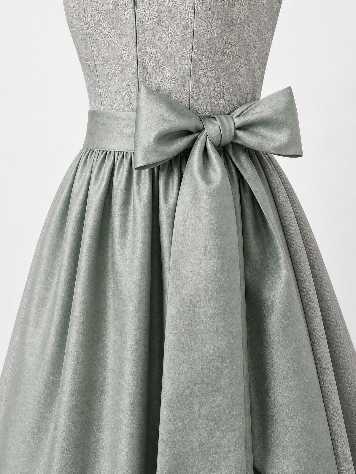 Dirndl Rosalie in Flechtengrau mit Salbeigrün Schürze - Detailansicht Taille und Schleife