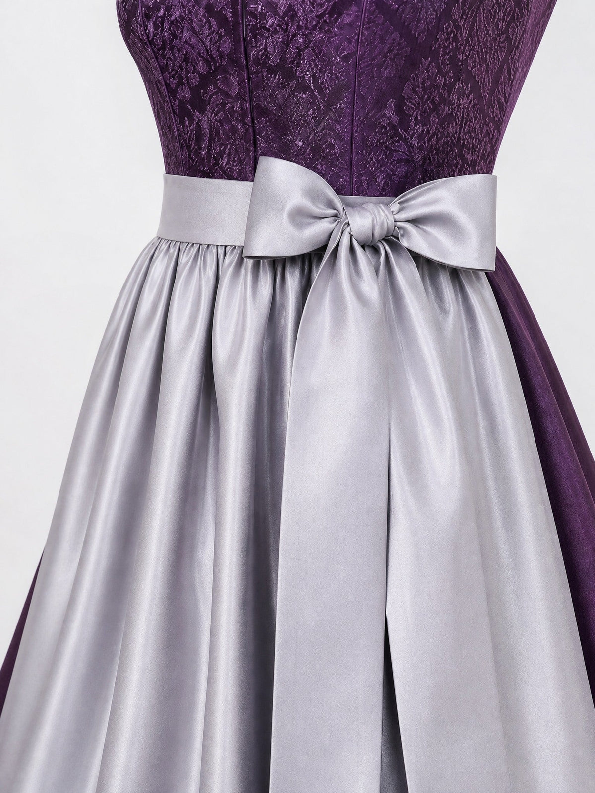 Dirndl Clara in Aubergine mit Perlgrau Schürze - Detailansicht Taille und Schleife