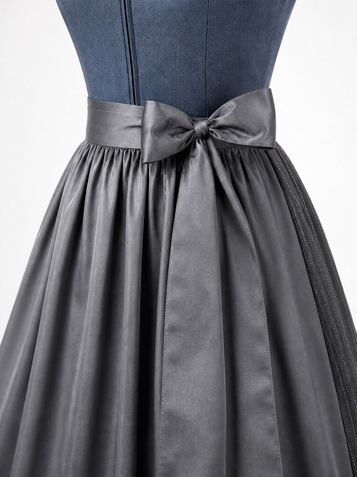 Dirndl Emilia in Stahlblau mit Sturmgrau Schürze - Detailansicht Taille und Schleife