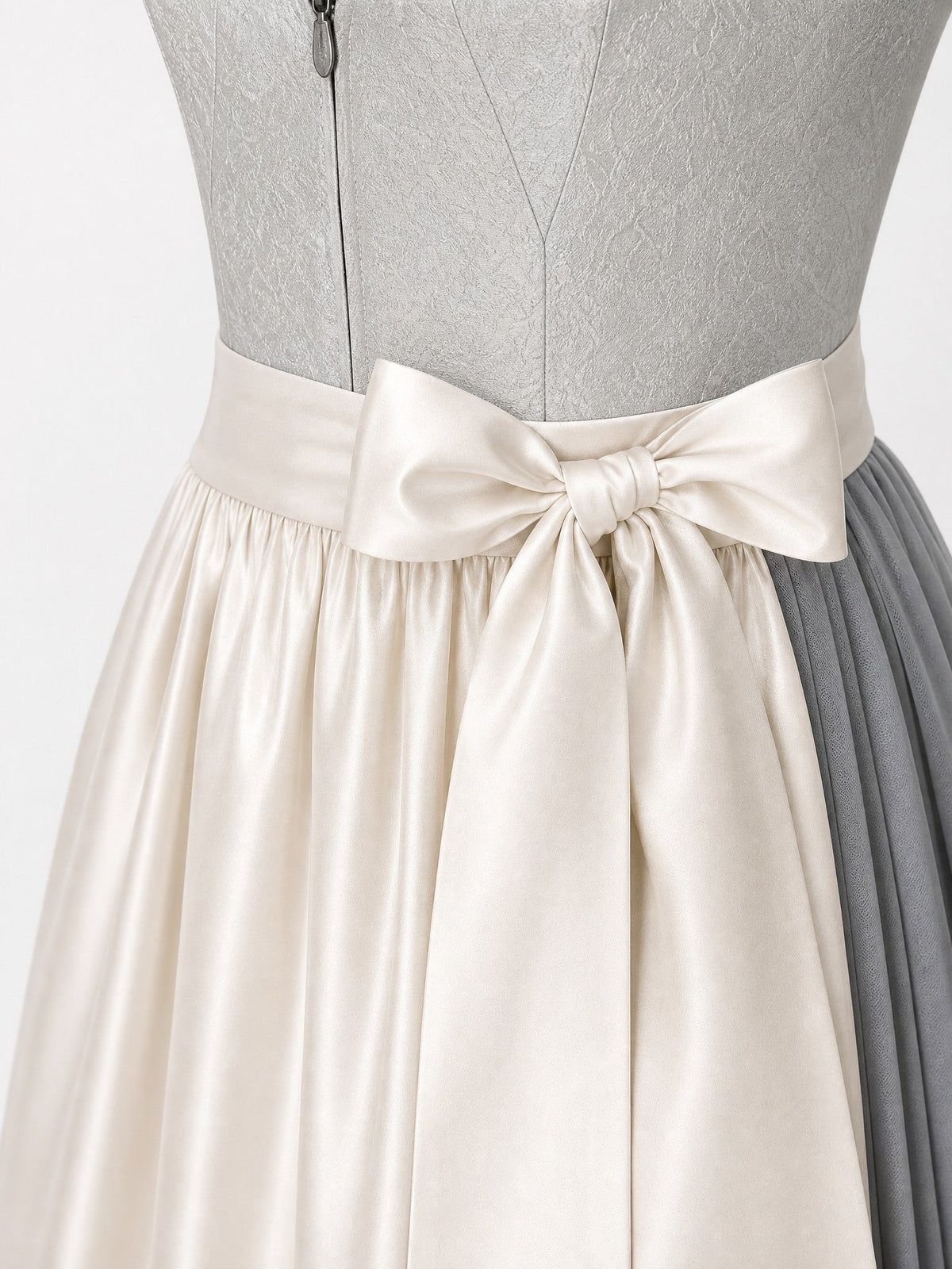Dirndl Helena in Perlgrau mit Elfenbein Schürze - Detailansicht Taille und Schleife