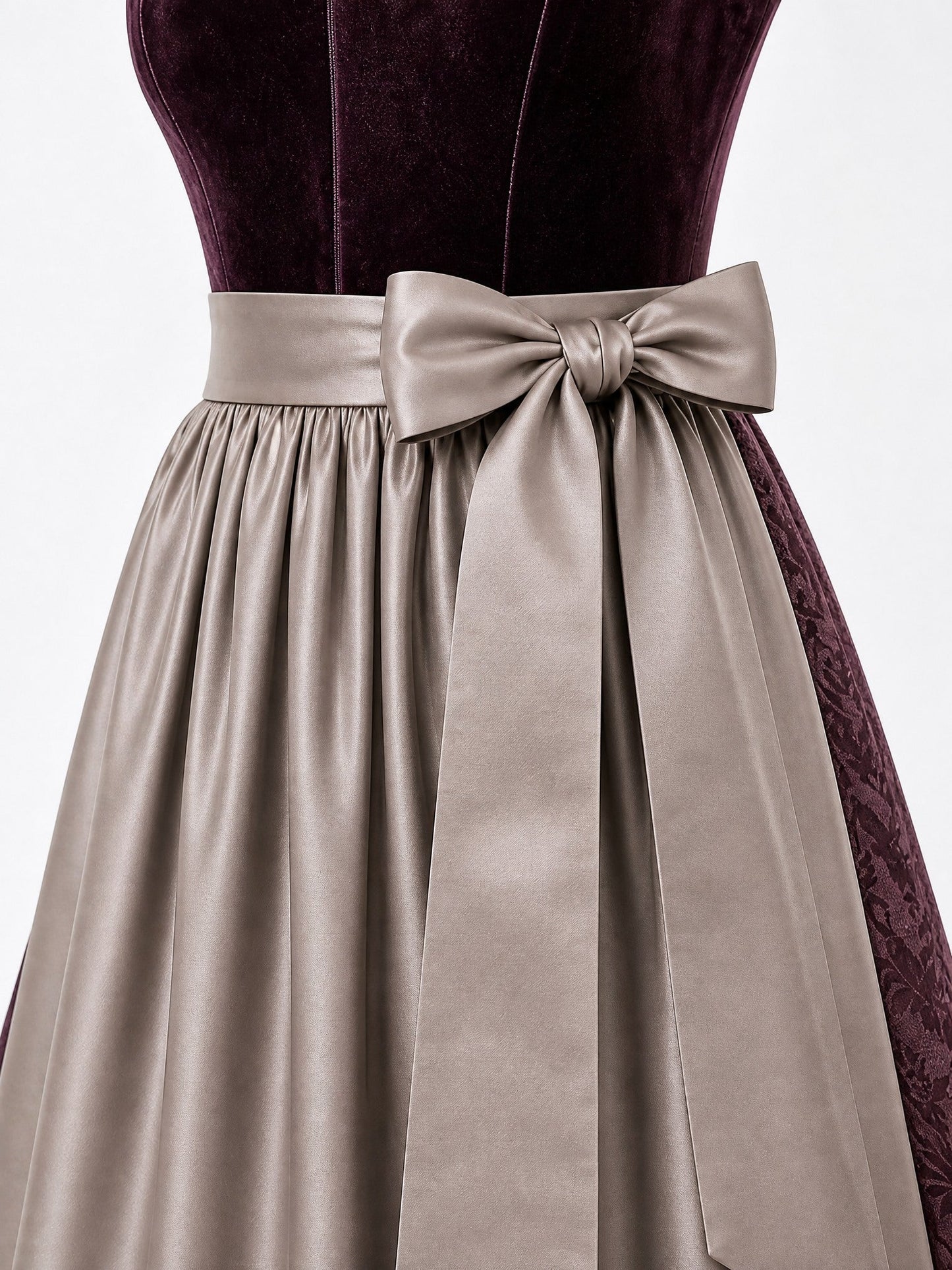 Dirndl Thea in Brombeere mit Taupe Schürze - Detailansicht Taille und Schleife
