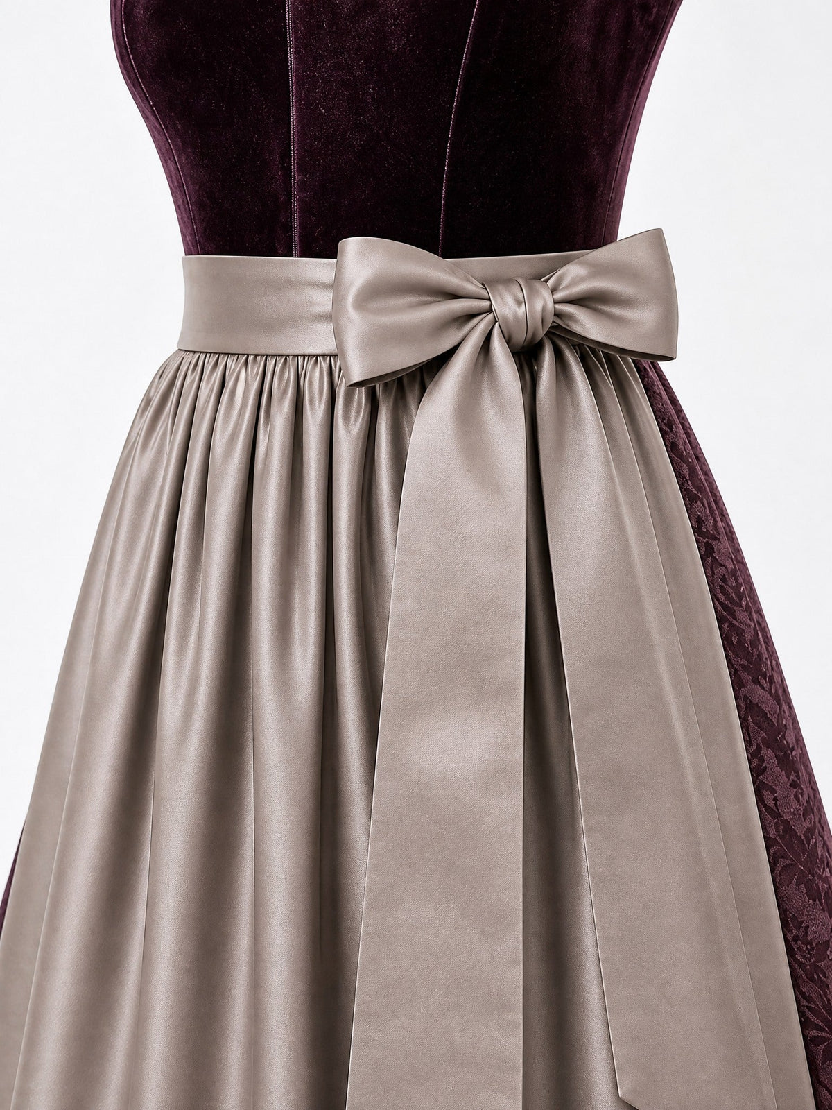Dirndl Thea in Brombeere mit Taupe Schürze - Detailansicht Taille und Schleife