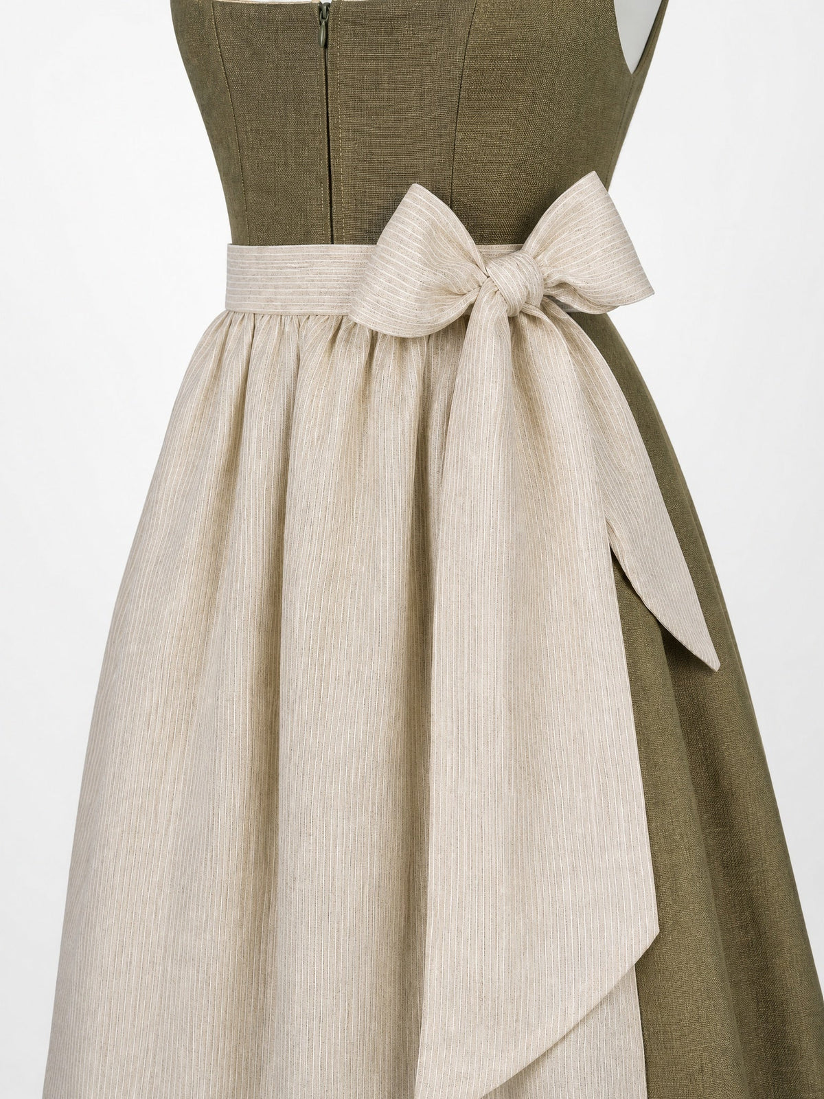 Dirndl Vivien in Dunkeloliv mit Flachs Schürze - Detailansicht Taille und Schleife