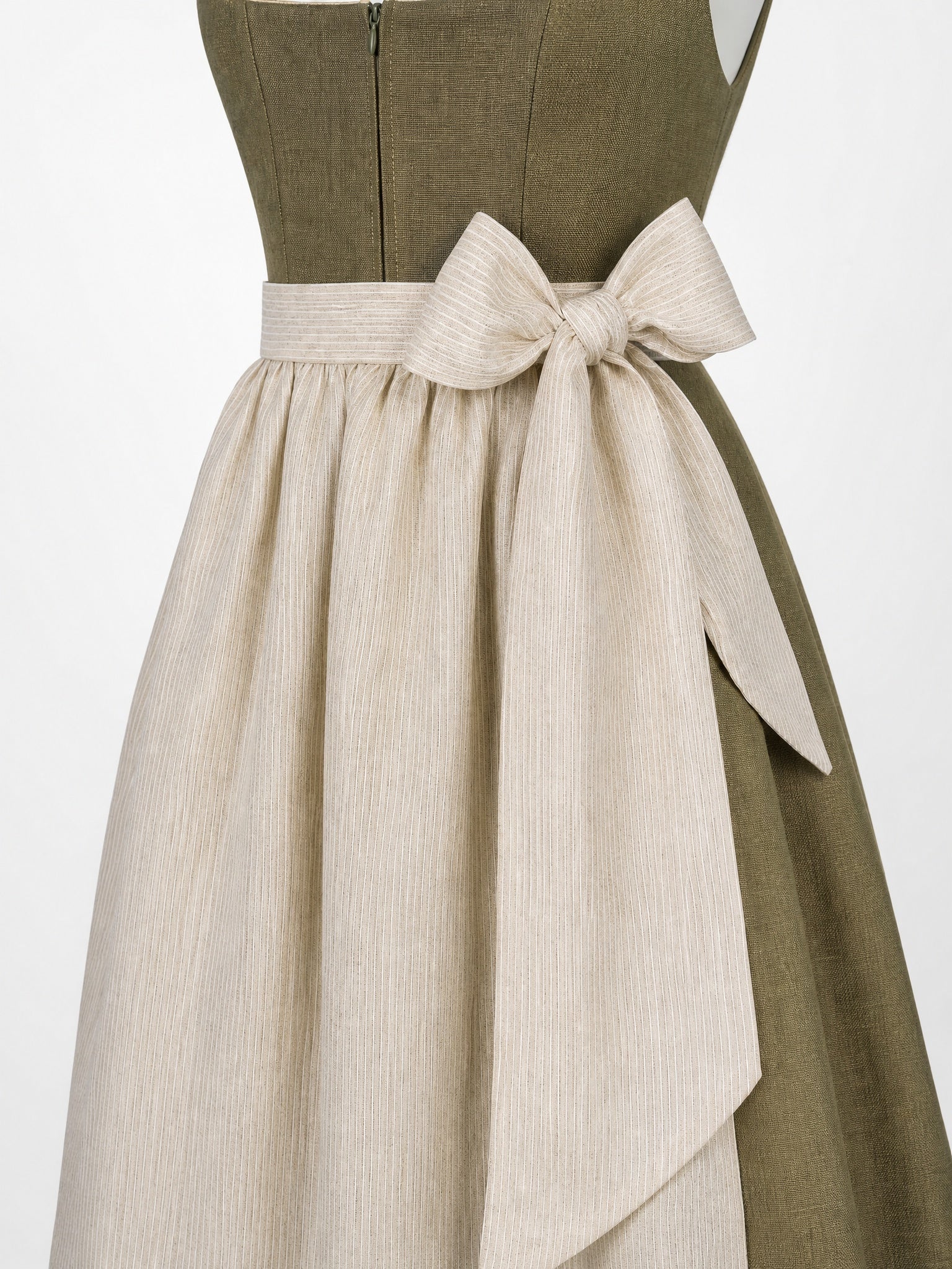 Dirndl Vivien in Dunkeloliv mit Flachs Schürze - Detailansicht Taille und Schleife