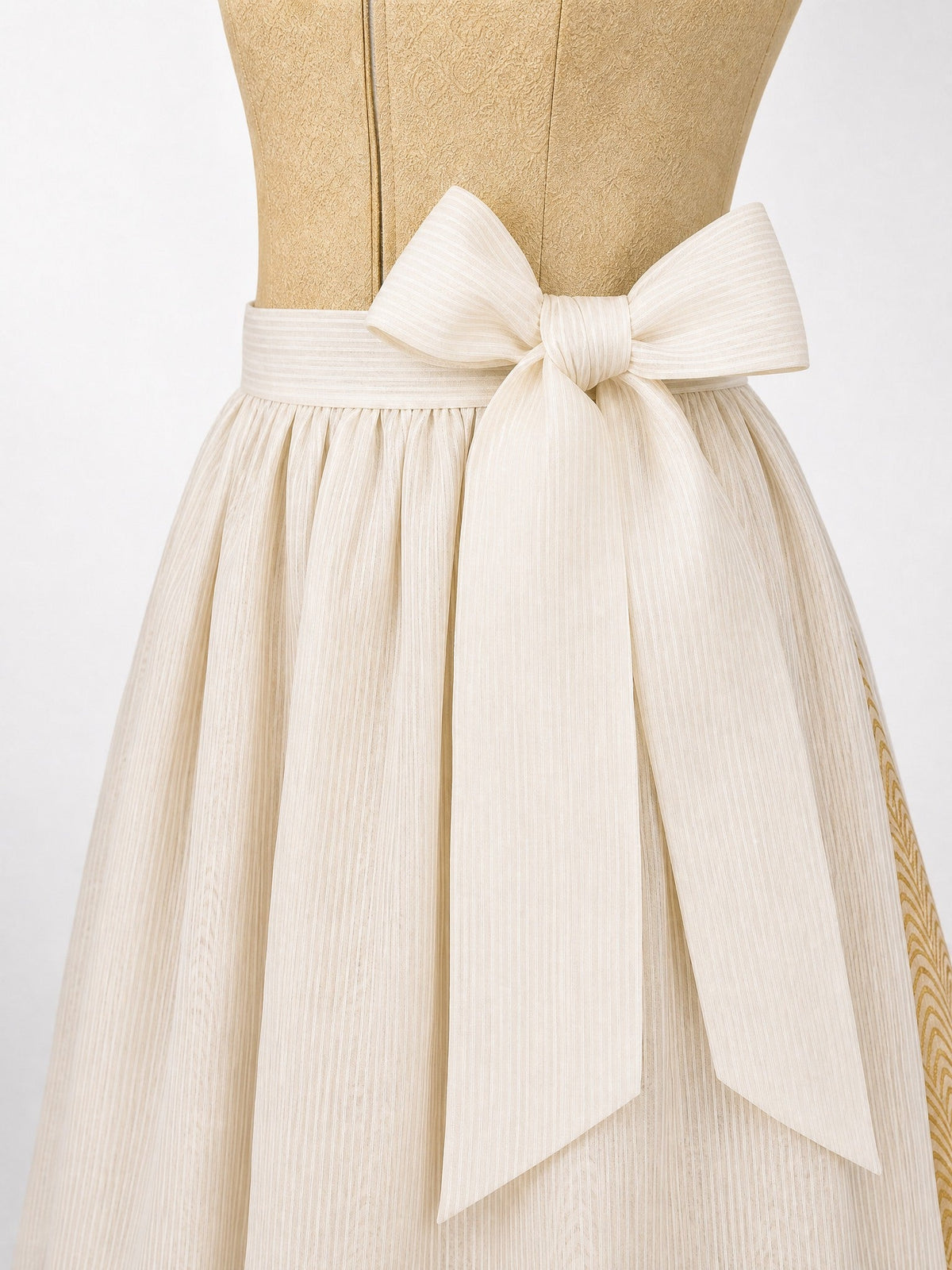 Dirndl Charlotte in Silberblau mit Perlgrau Schürze - Detailansicht Taille und Schleife