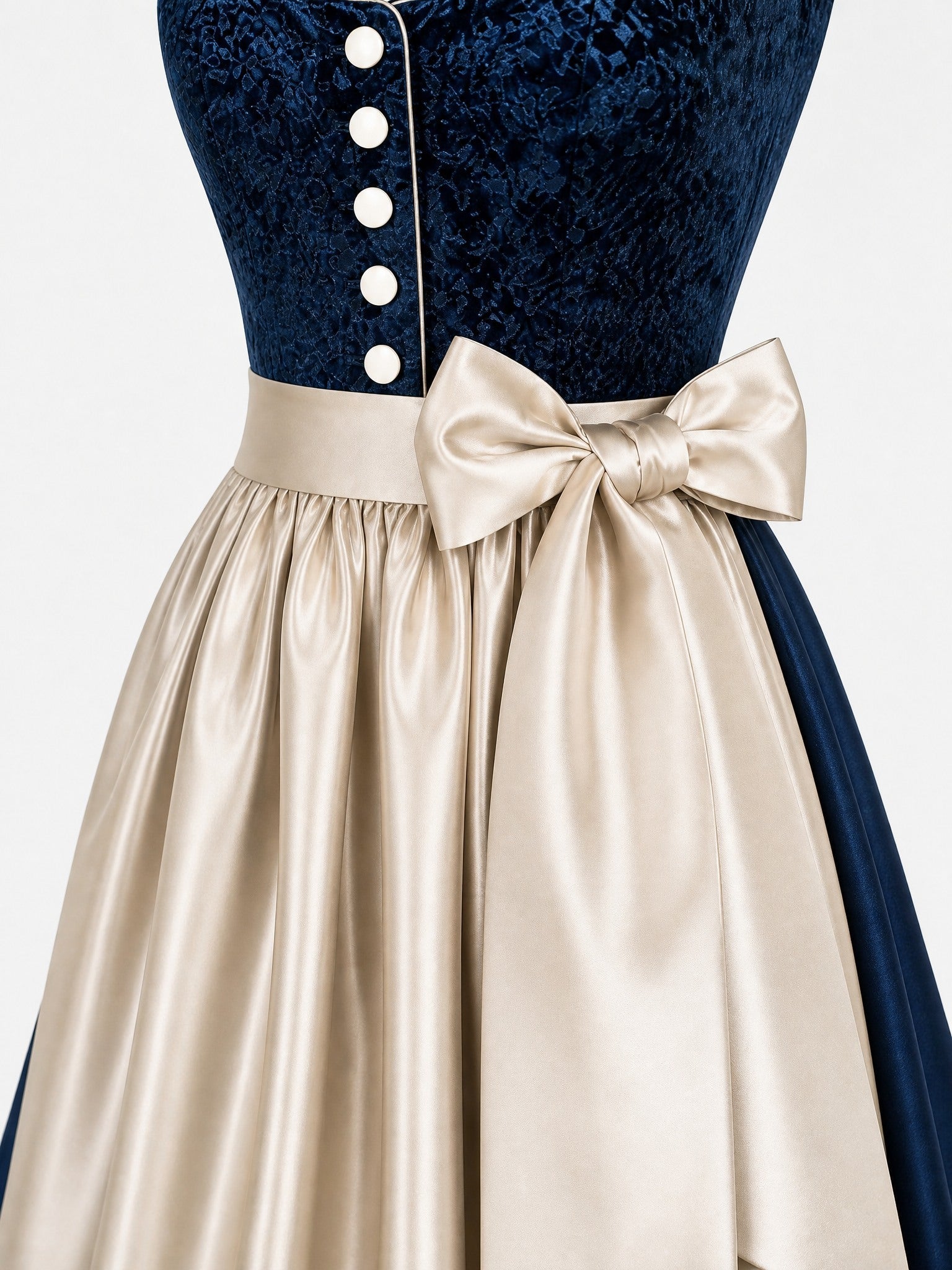 Dirndl Felicia in Mitternachtsblau mit Champagner Schürze - Detailansicht Taille und Schleife