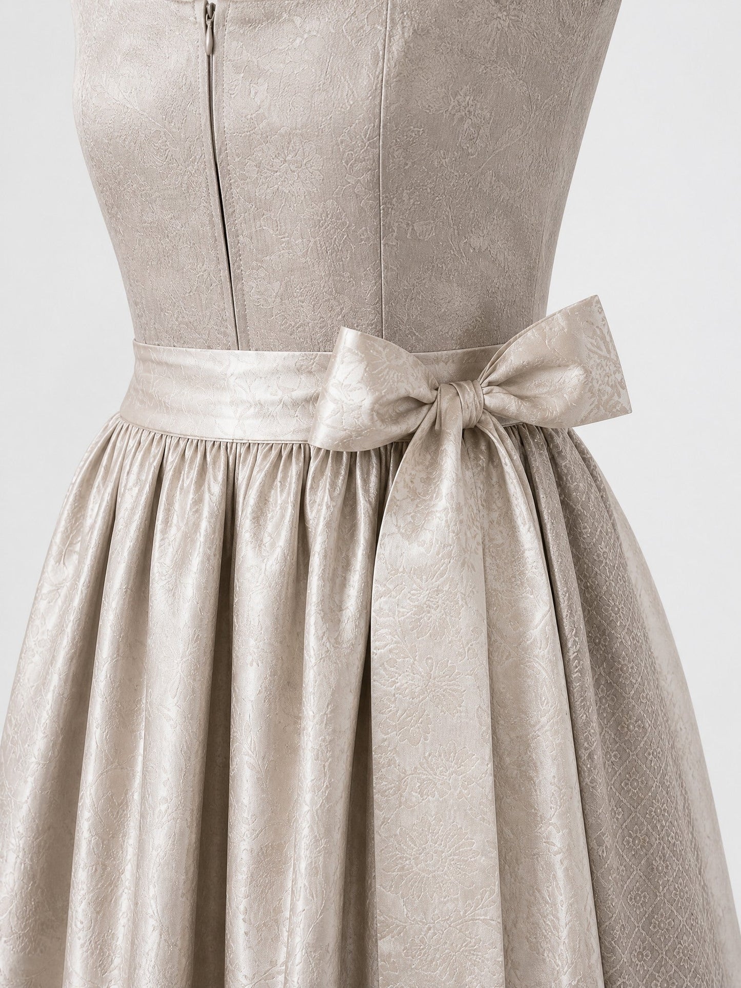Dirndl Katharina in Beigegrau mit Champagner Schürze - Detailansicht Taille und Schleife