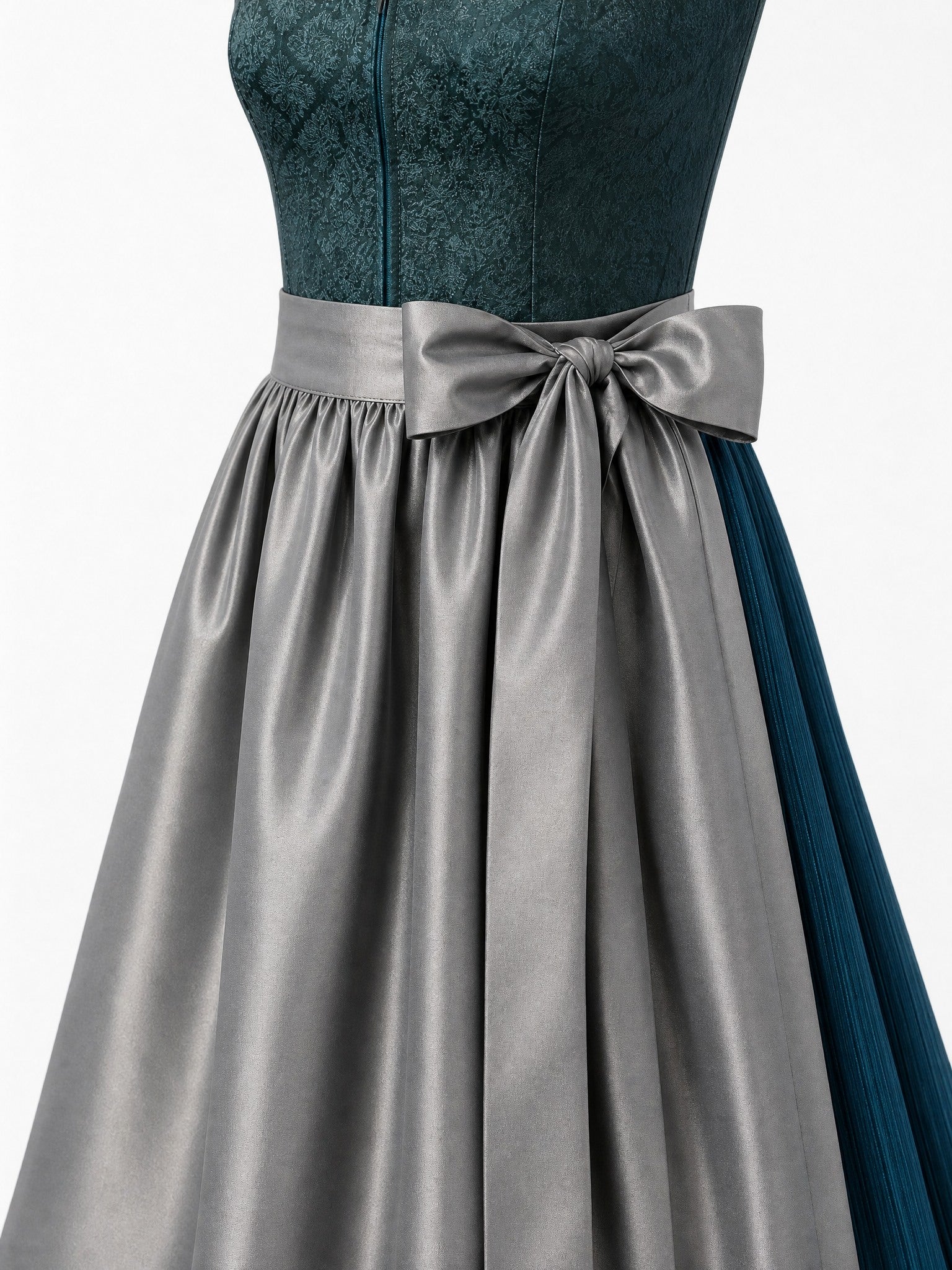 Dirndl Nora in Rauchpetrol mit Pewtergrau Schürze - Detailansicht Taille und Schleife