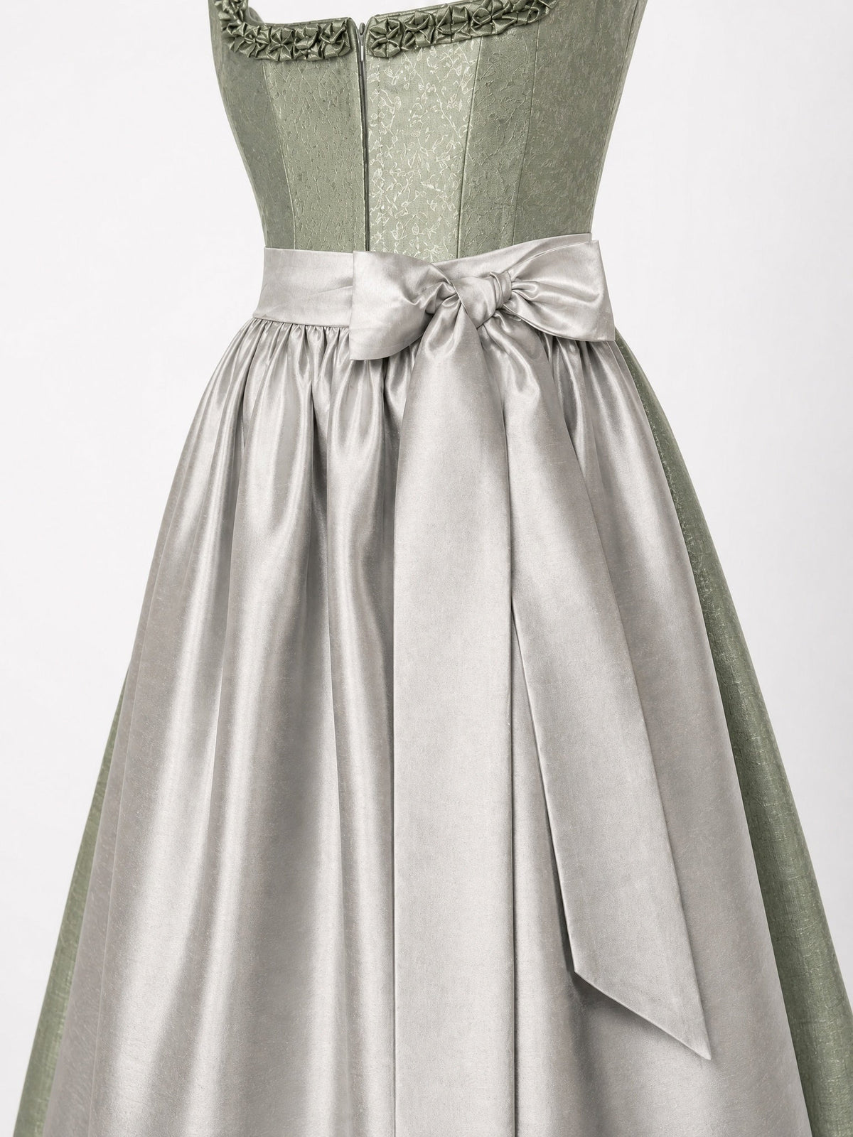 Dirndl Stella in Salbeigrün mit Perlgrau Schürze - Detailansicht Taille und Schleife
