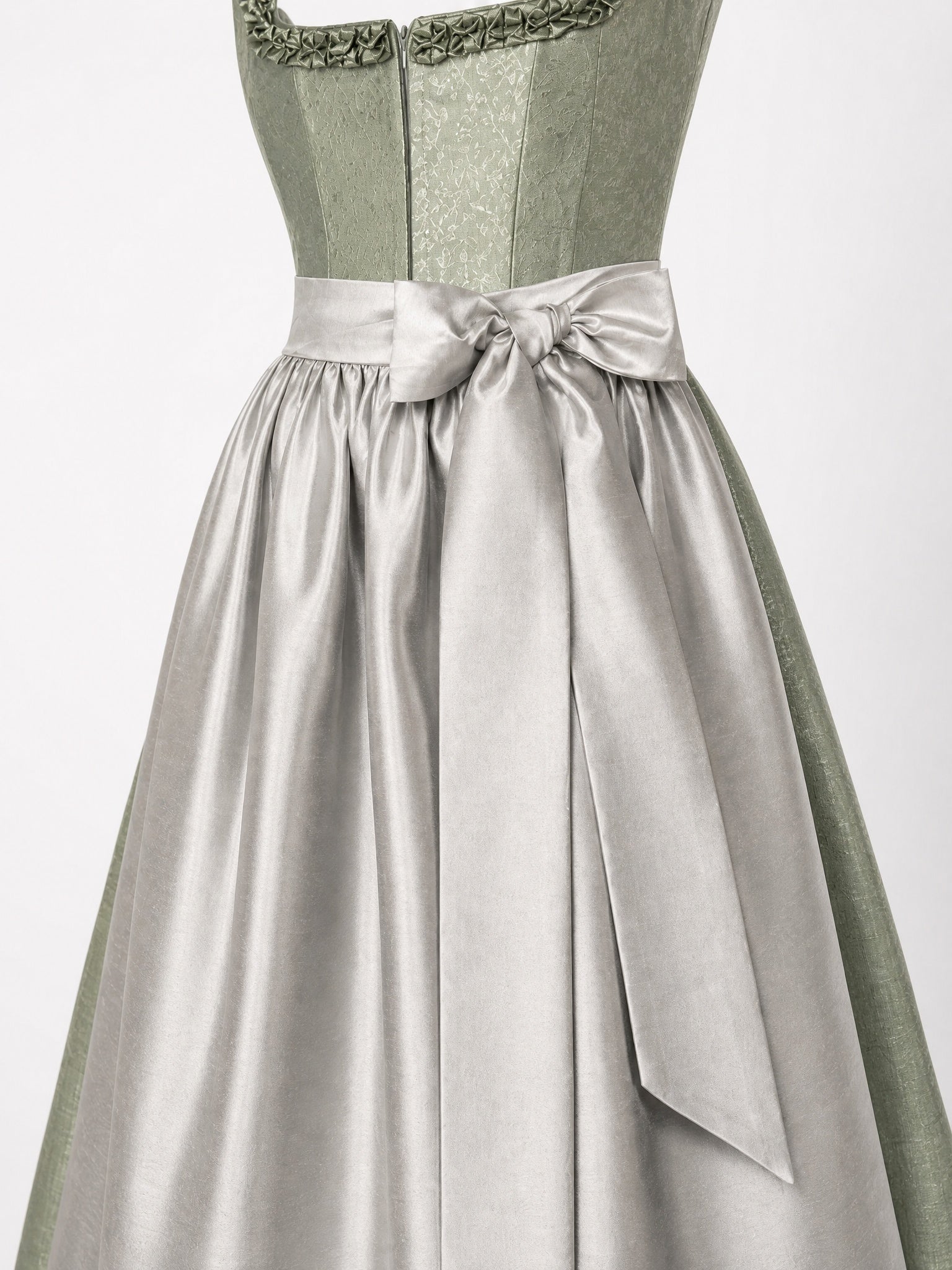 Dirndl Stella in Salbeigrün mit Perlgrau Schürze - Detailansicht Taille und Schleife