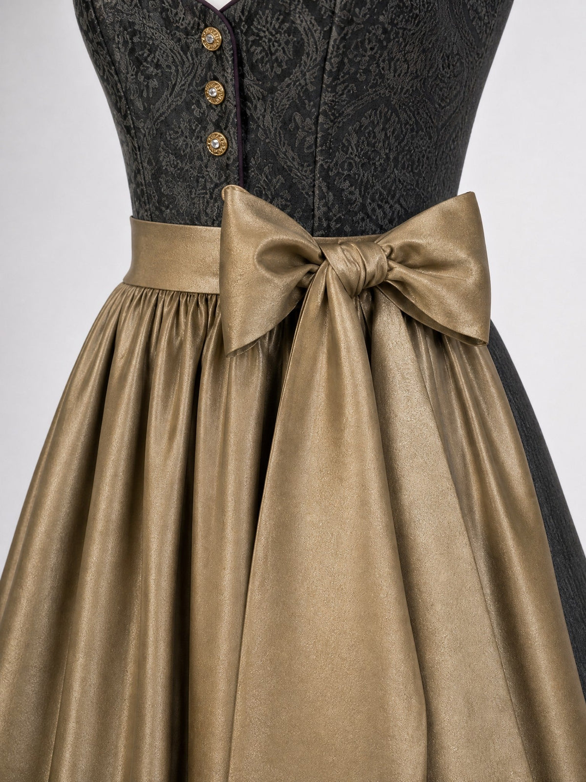 Dirndl Yara in Anthrazit mit Antikgold Schürze - Detailansicht Taille und Schleife