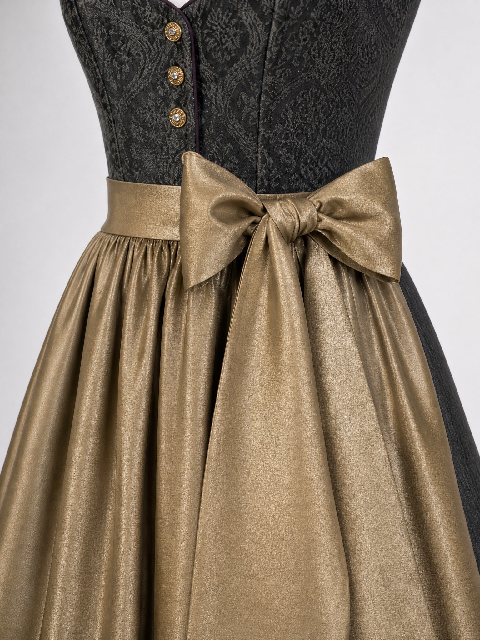 Dirndl Yara in Anthrazit mit Antikgold Schürze - Detailansicht Taille und Schleife