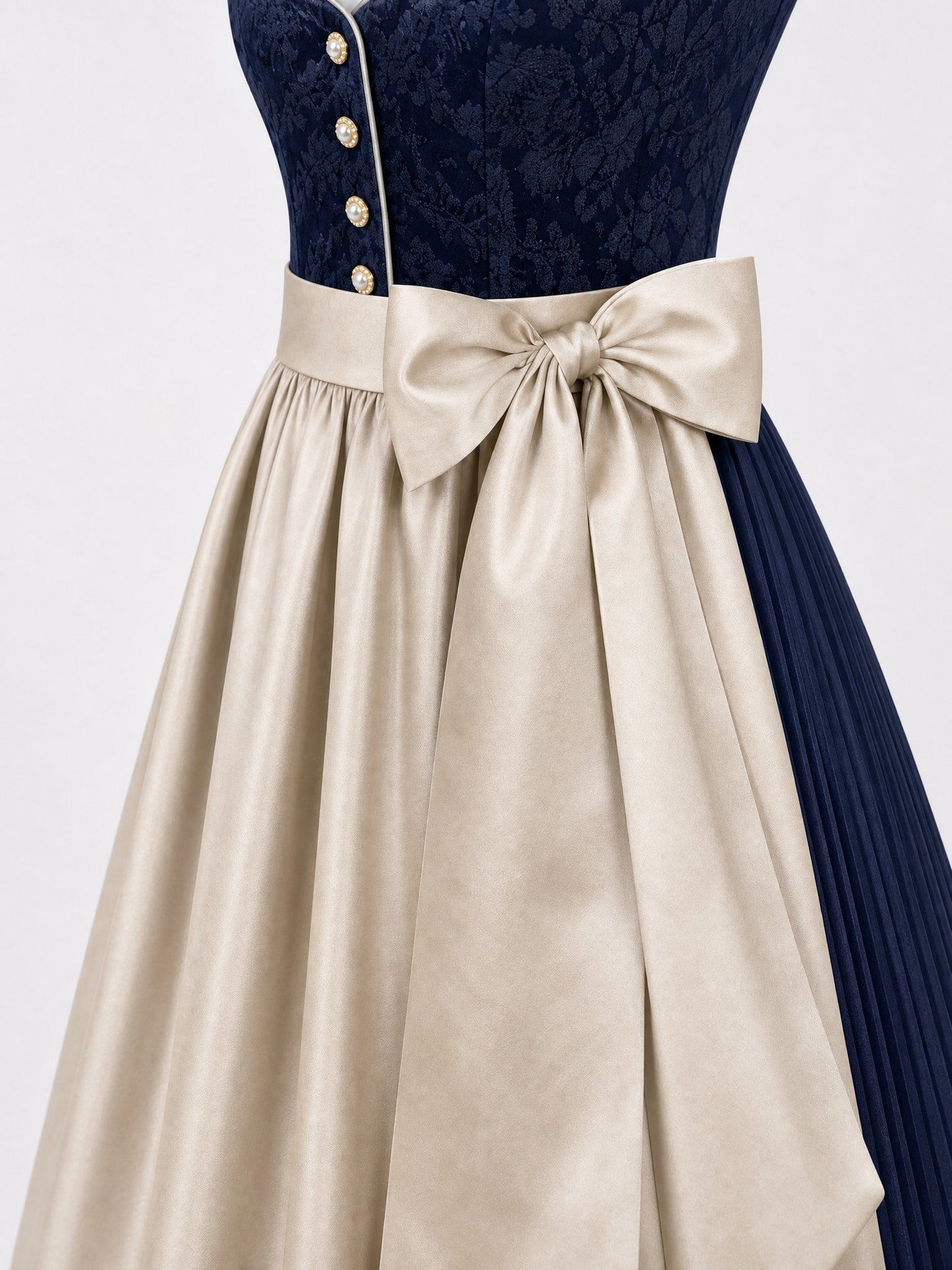 Dirndl Zoe in Mitternachtsblau mit Champagner Schürze - Detailansicht Taille und Schleife