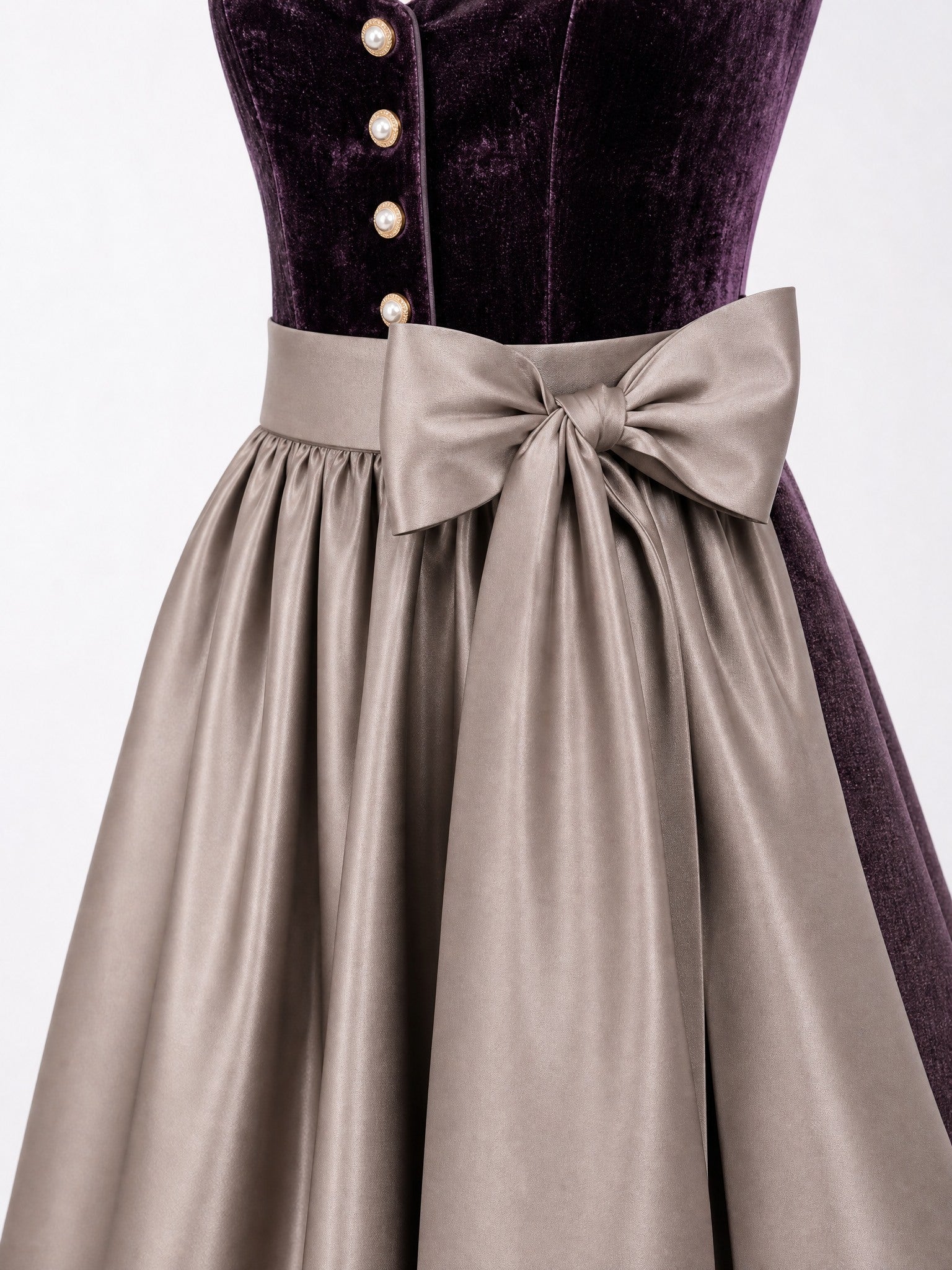 Dirndl Alina in Brombeere mit Taupe Schürze - Detailansicht Taille und Schleife