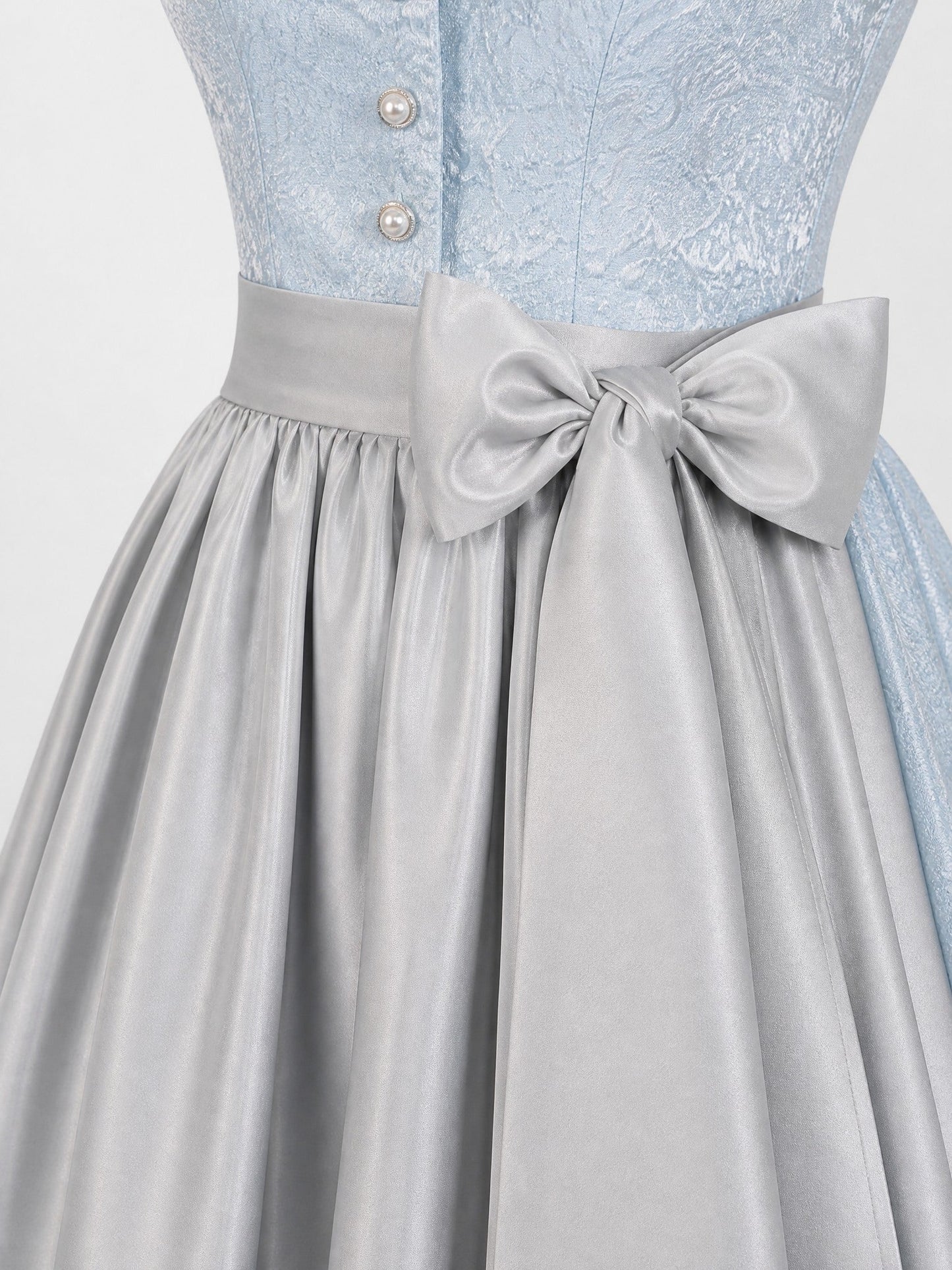 Dirndl Bea in Eisblau mit Perlgrau Schürze - Detailansicht Taille und Schleife