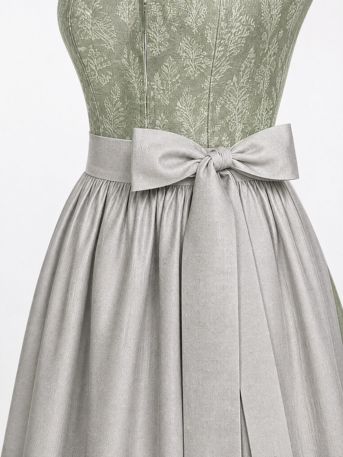 Dirndl Emma in Salbeigrün mit Perlgrau Schürze - Detailansicht Taille und Schleife