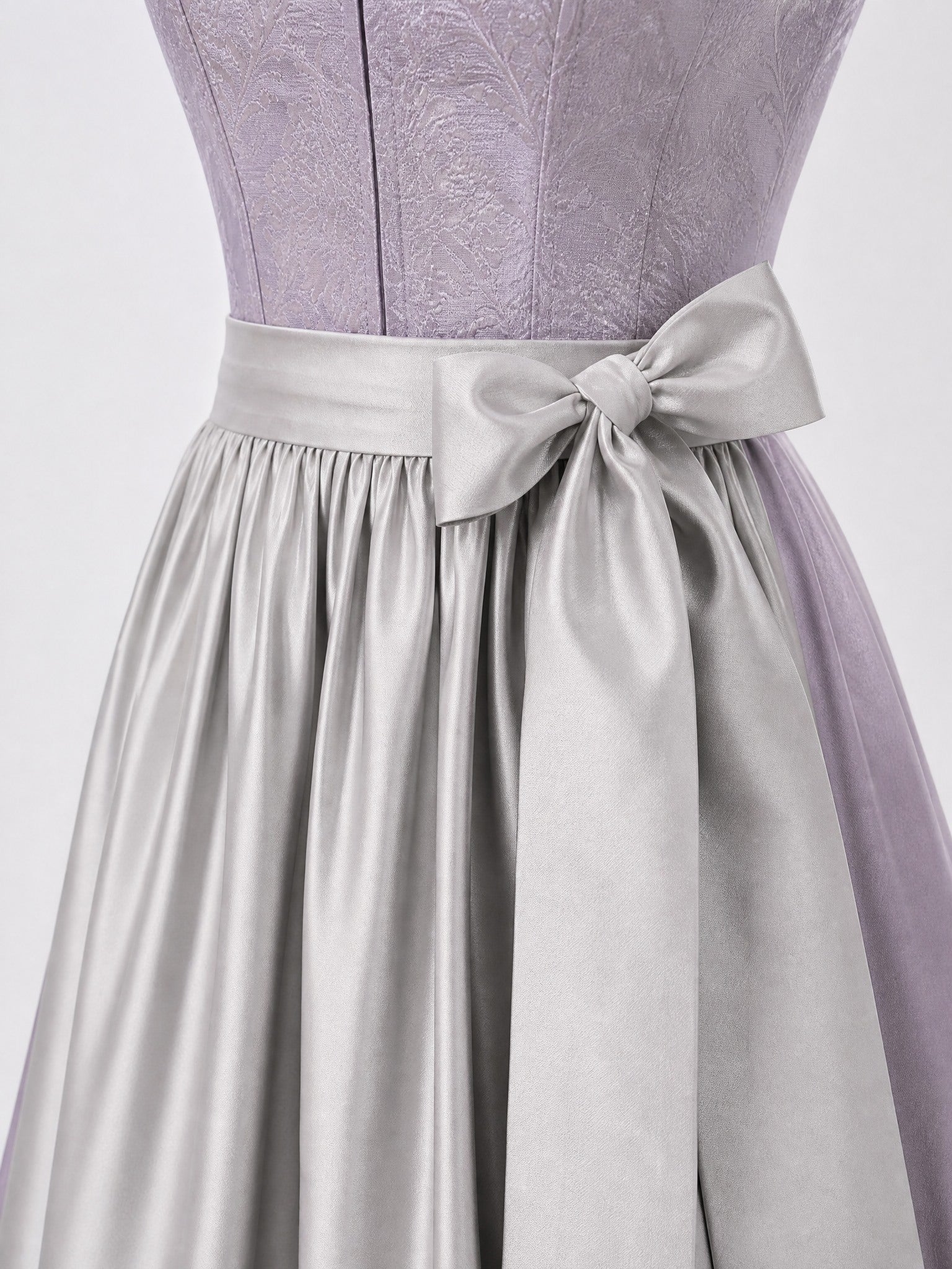 Dirndl Finja in Rauchflieder mit Perlgrau Schürze - Detailansicht Taille und Schleife