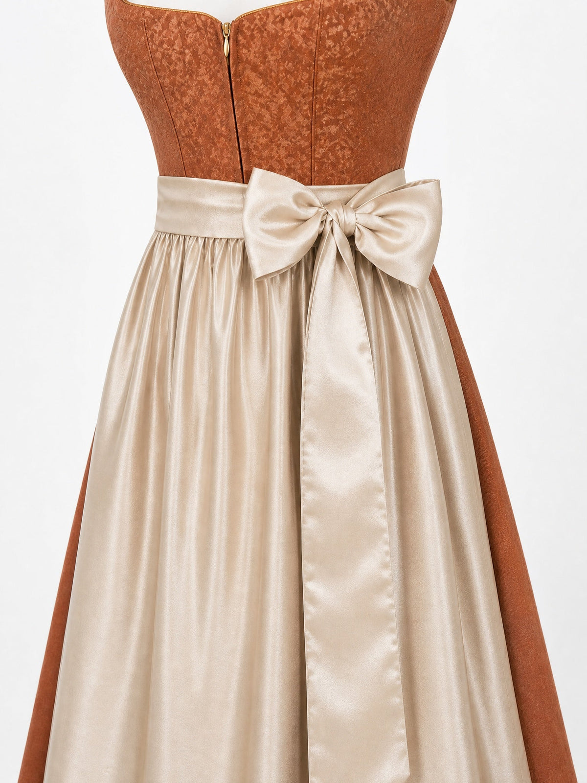 Dirndl Vera in Sienabraun mit Champagner Schürze - Detailansicht Taille und Schleife
