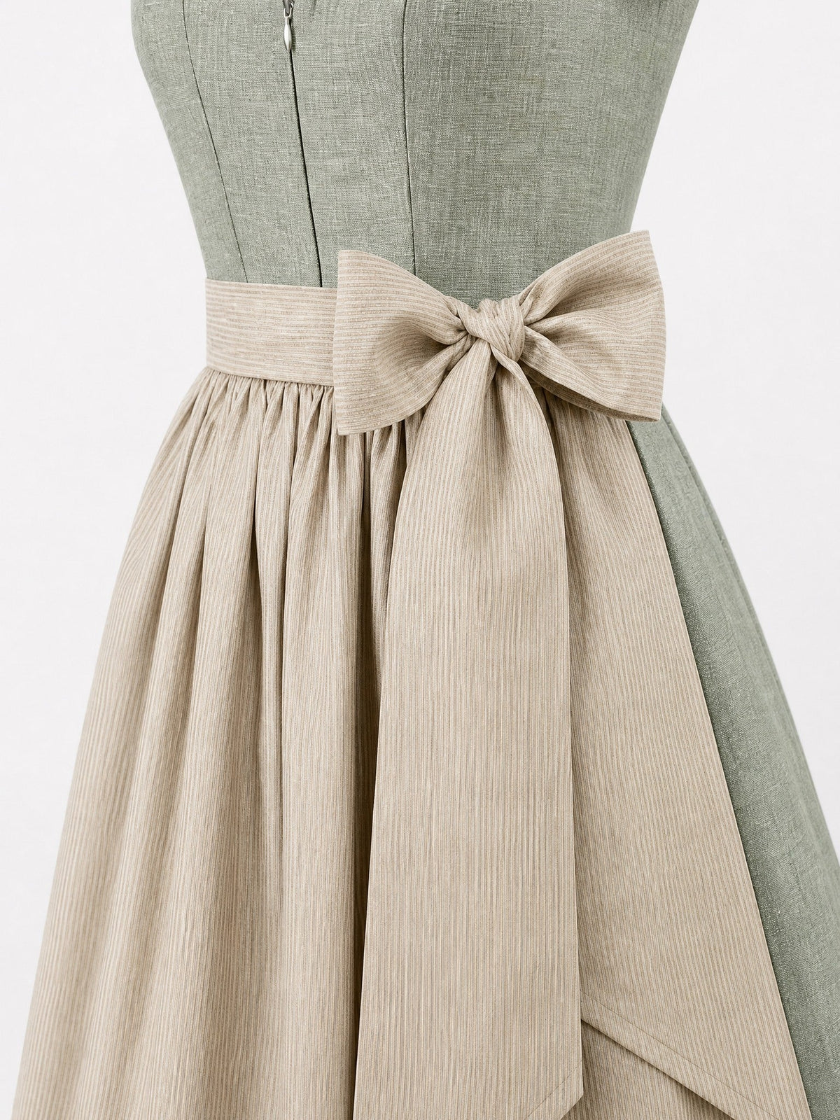 Dirndl Anna in Eukalyptusgrün mit Warmer Sand Schürze - Detailansicht Taille und Schleife