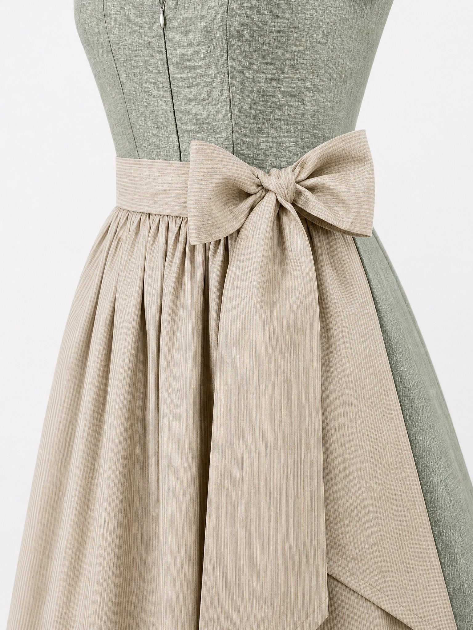 Dirndl Anna in Eukalyptusgrün mit Warmer Sand Schürze - Detailansicht Taille und Schleife