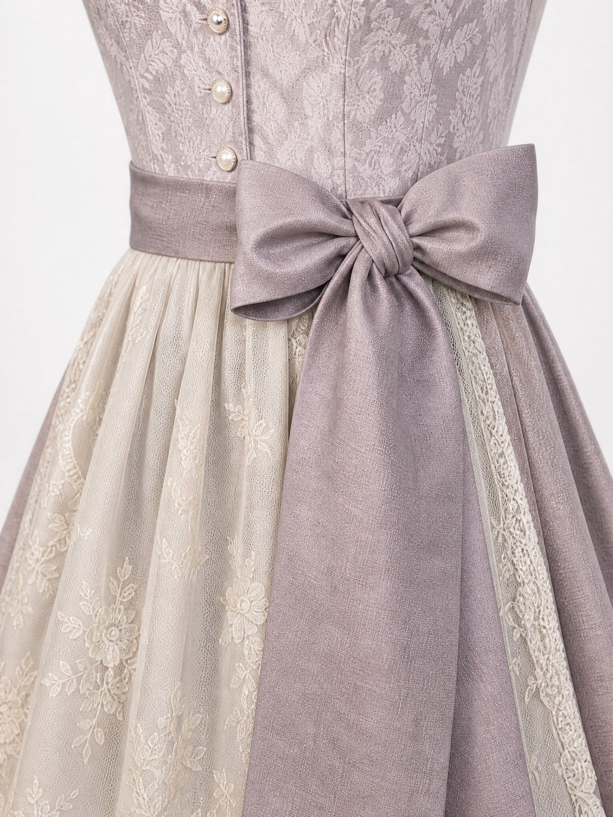Dirndl Juliana in Alt-Lavendel mit Elfenbein Schürze - Detailansicht Taille und Schleife