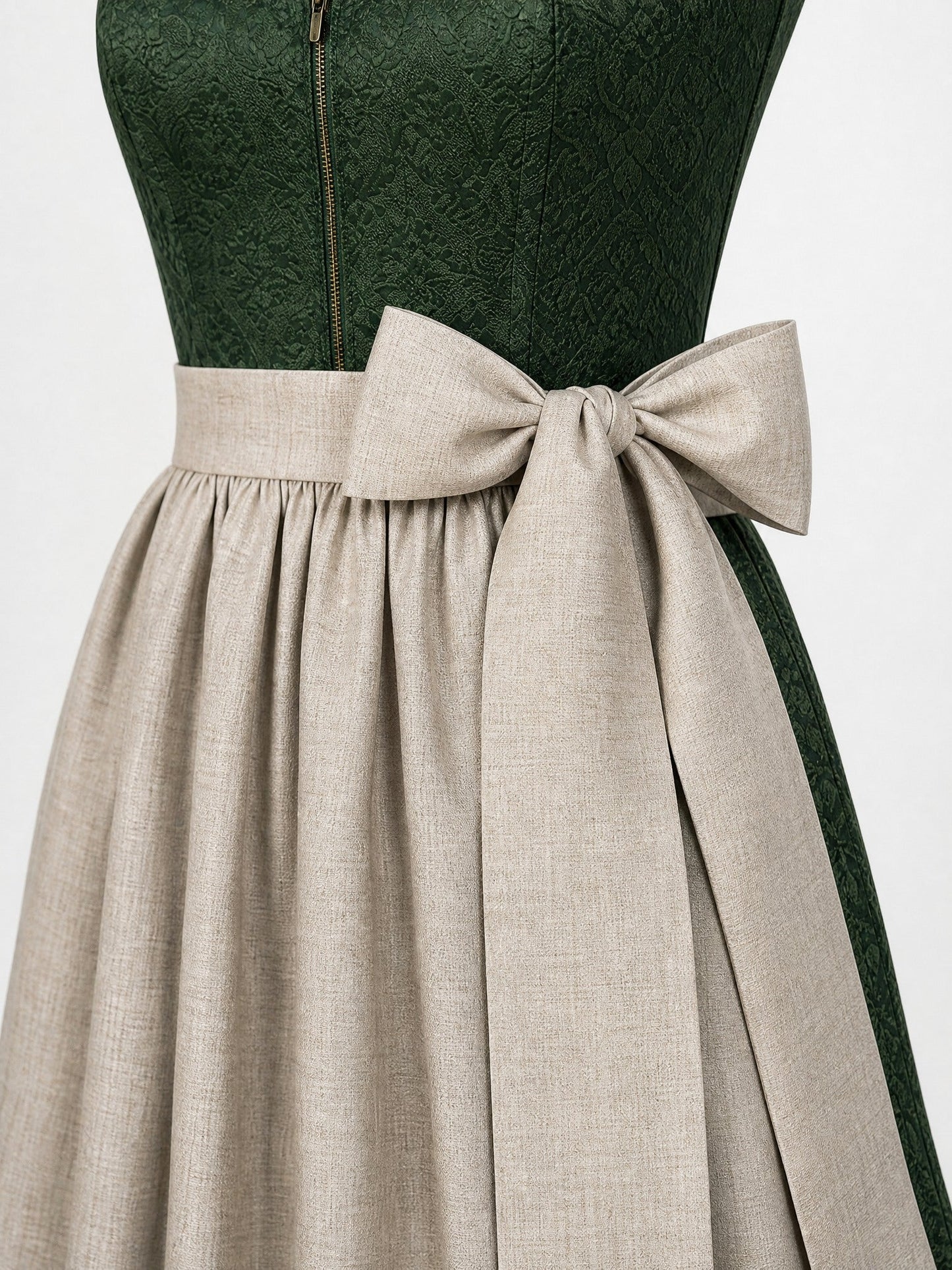 Dirndl Lia in Waldgrün mit Haferbeige Schürze - Detailansicht Taille und Schleife