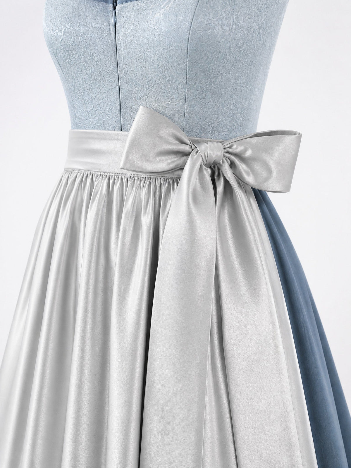 Dirndl Luisa in Puderblau mit Silber Schürze - Detailansicht Taille und Schleife