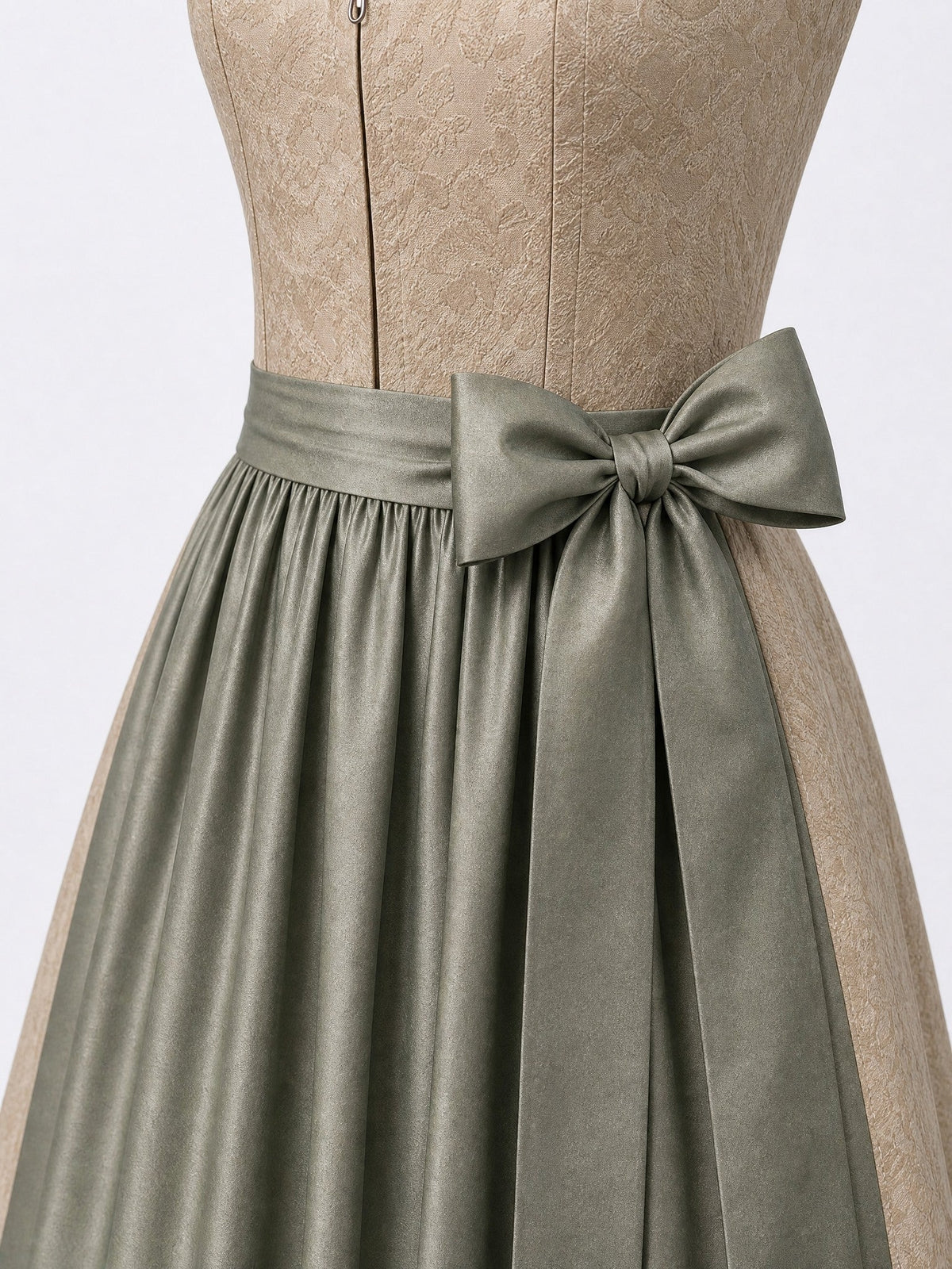 Dirndl Nela in Tonbeige mit Eukalyptusgrün Schürze - Detailansicht Taille und Schleife
