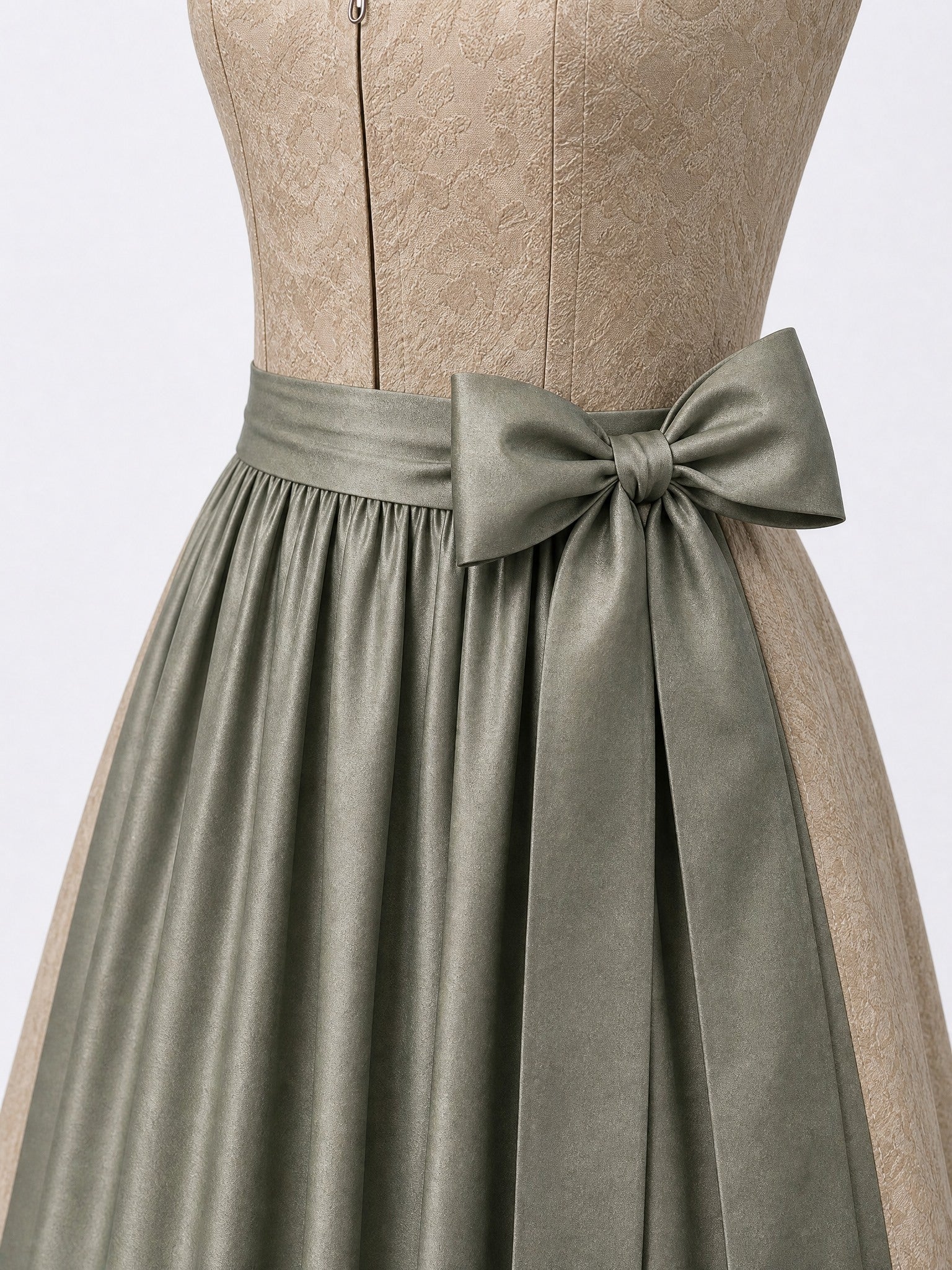 Dirndl Nela in Tonbeige mit Eukalyptusgrün Schürze - Detailansicht Taille und Schleife