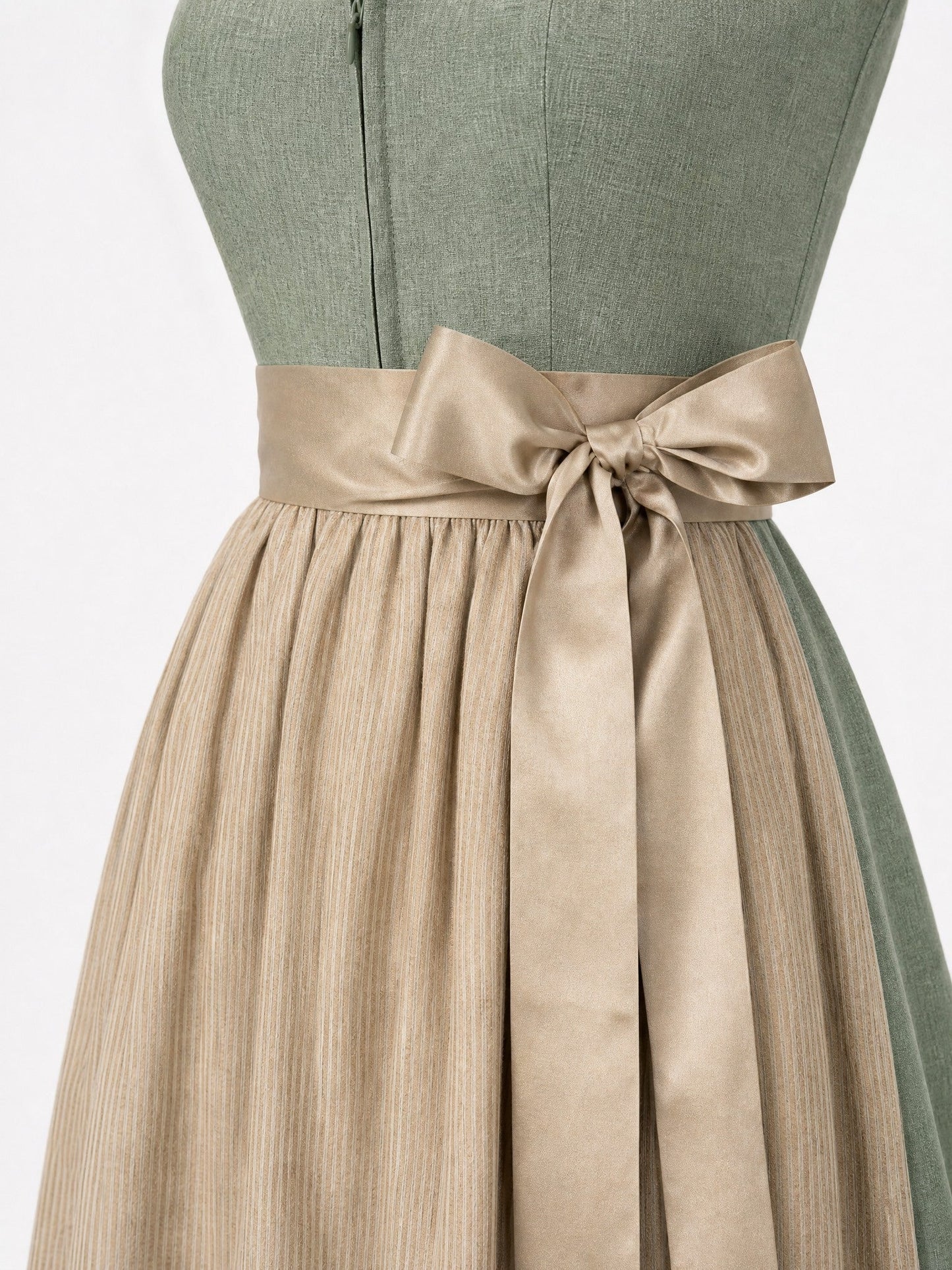 Dirndl Rieke in Eukalyptusgrün mit Warmer Sand Schürze - Detailansicht Taille und Schleife