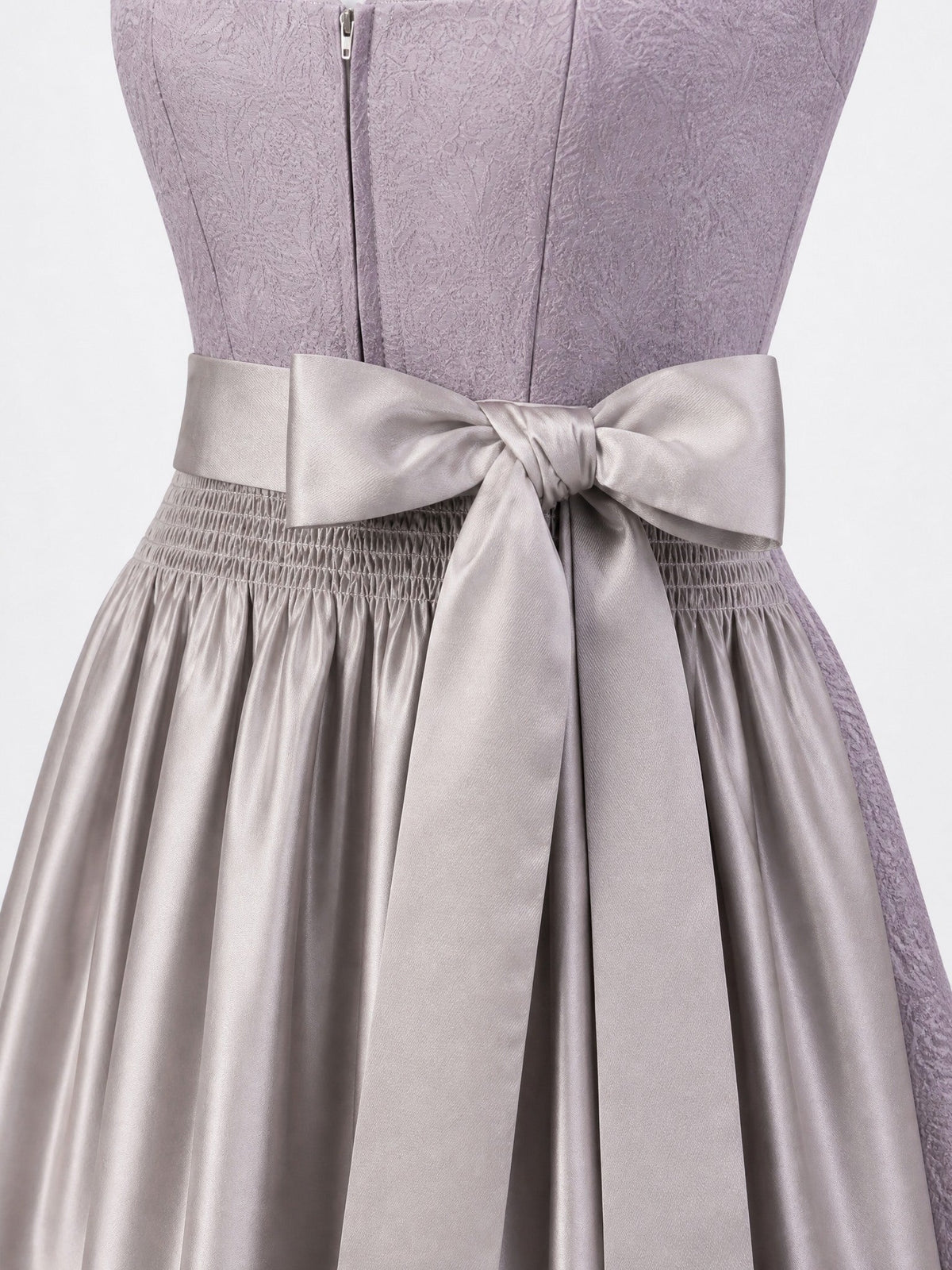Dirndl Rosalie in Rauchflieder mit Perlgrau Schürze - Detailansicht Taille und Schleife