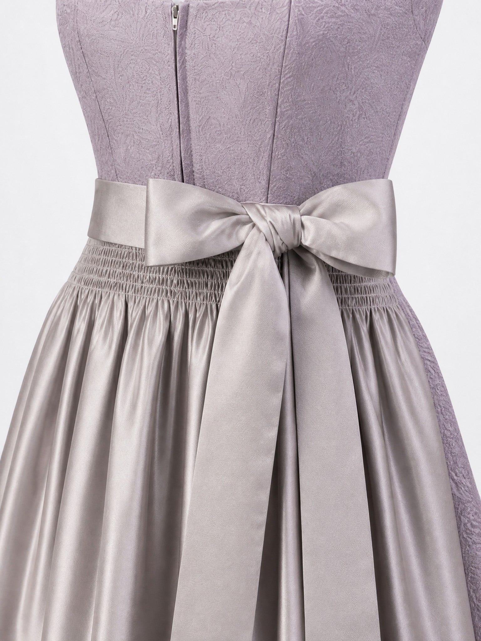 Dirndl Rosalie in Rauchflieder mit Perlgrau Schürze - Detailansicht Taille und Schleife